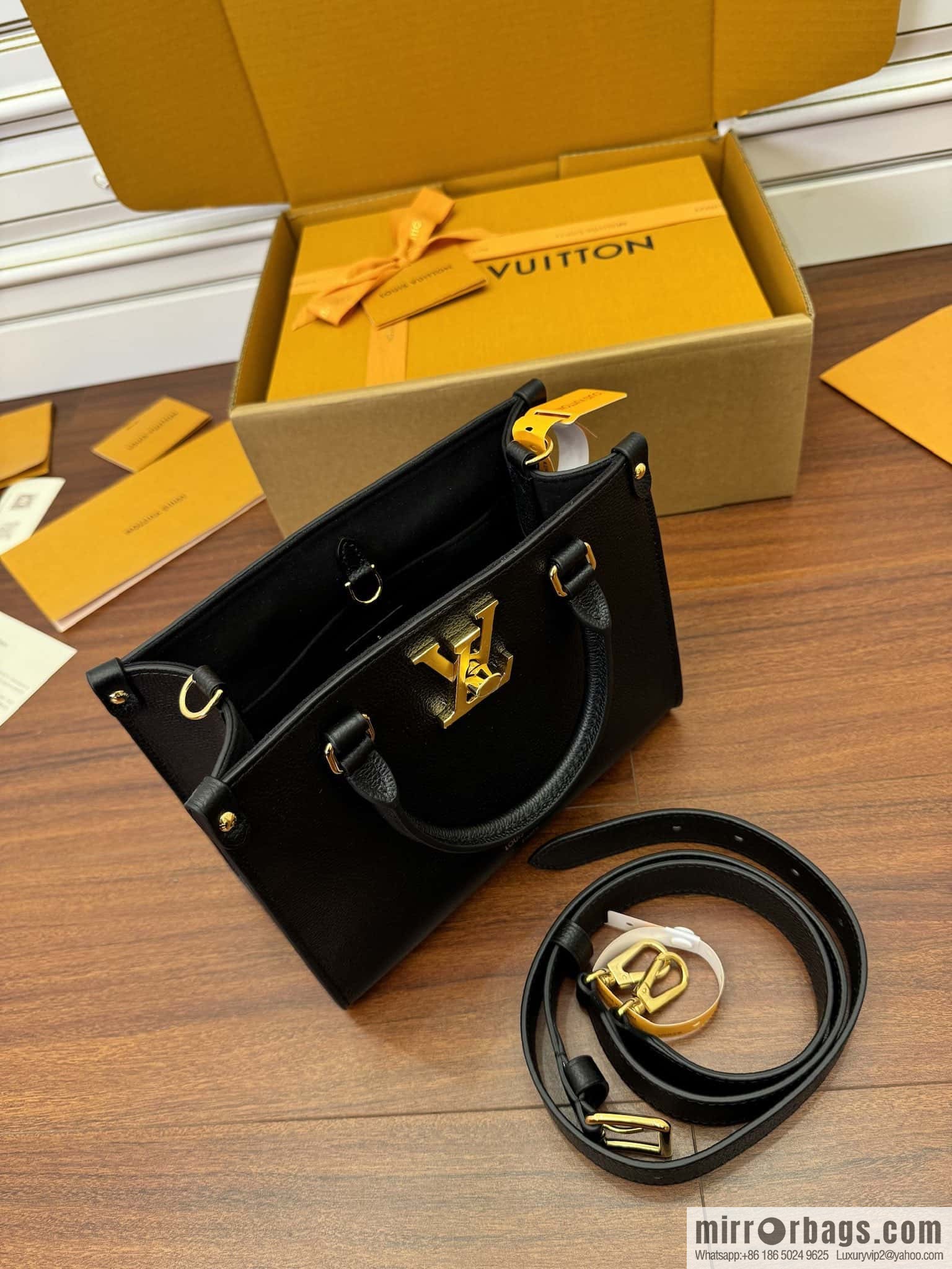 LV M22311 Lock & Go