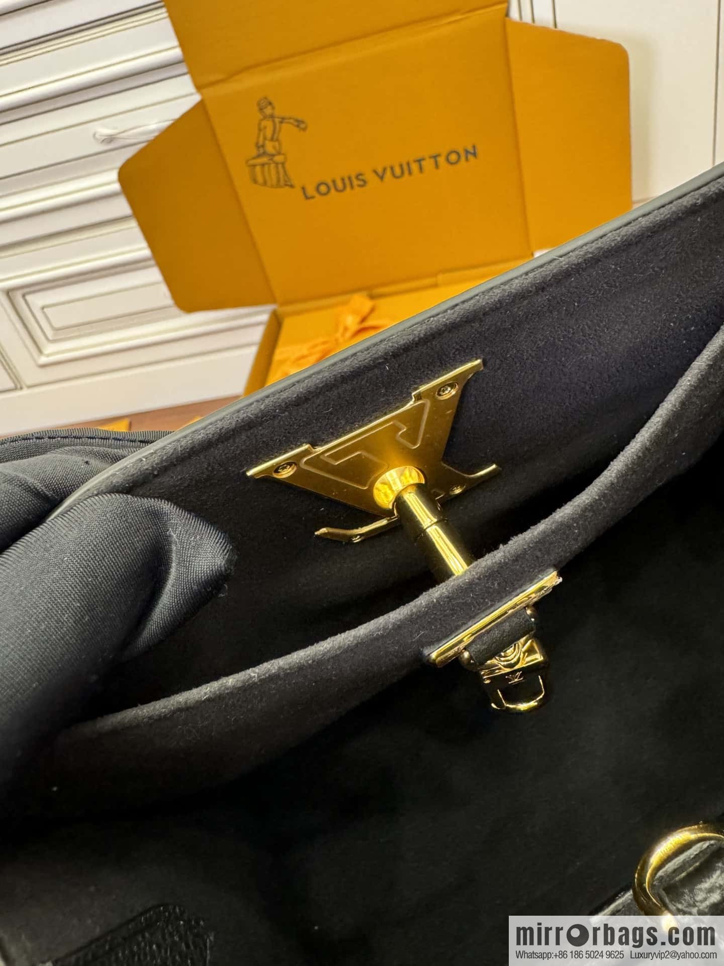 LV M22311 Lock & Go
