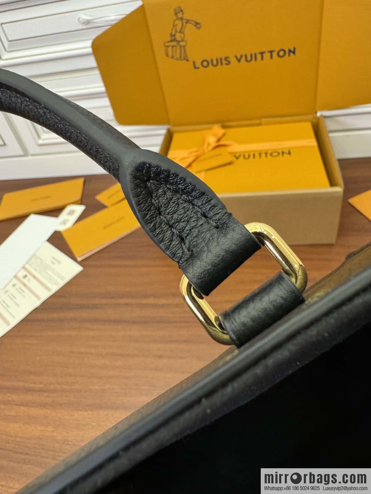 LV M22311 Lock & Go