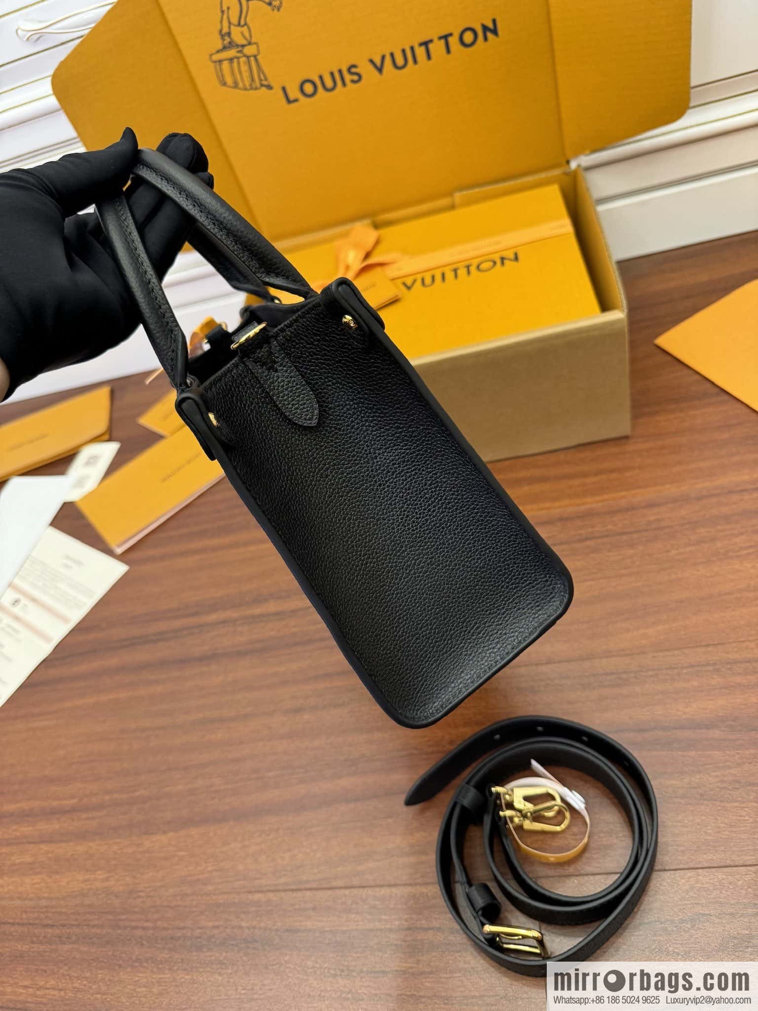 LV M22311 Lock & Go