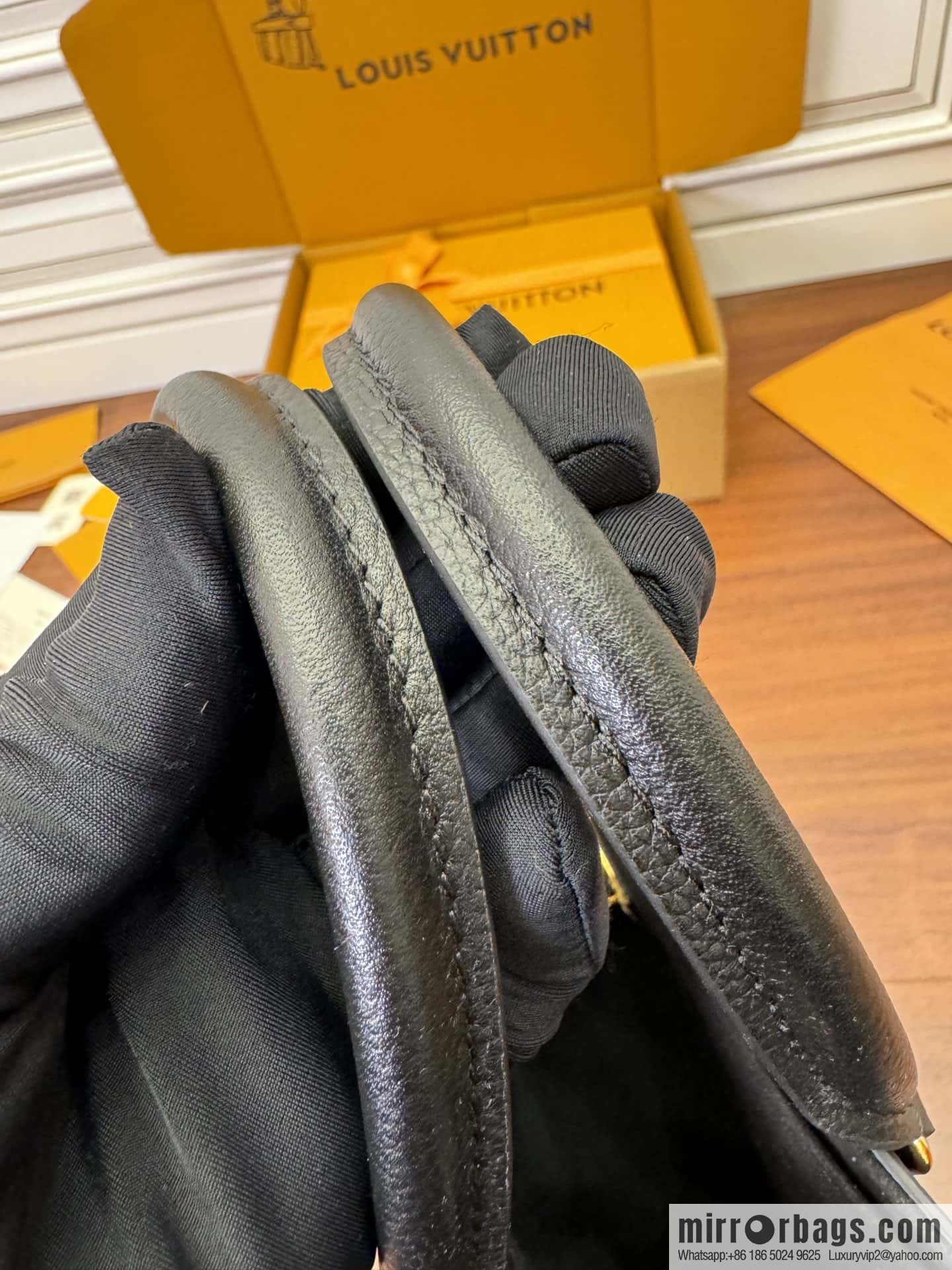 LV M22311 Lock & Go