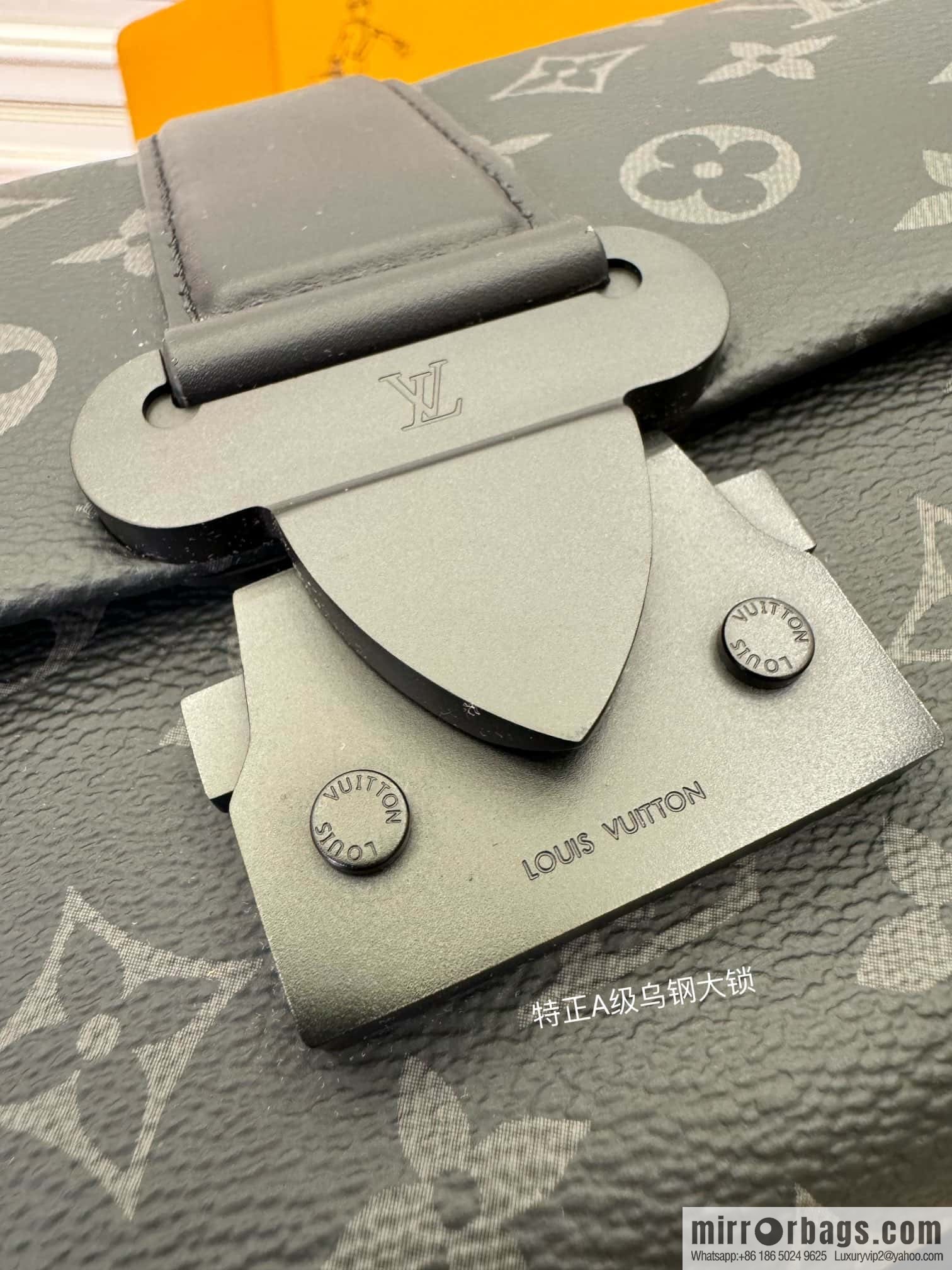 LV M46794 S-Cape Messenger