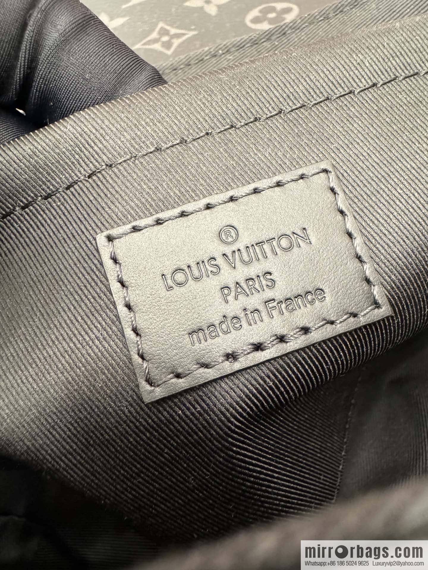 LV M46794 S-Cape Messenger
