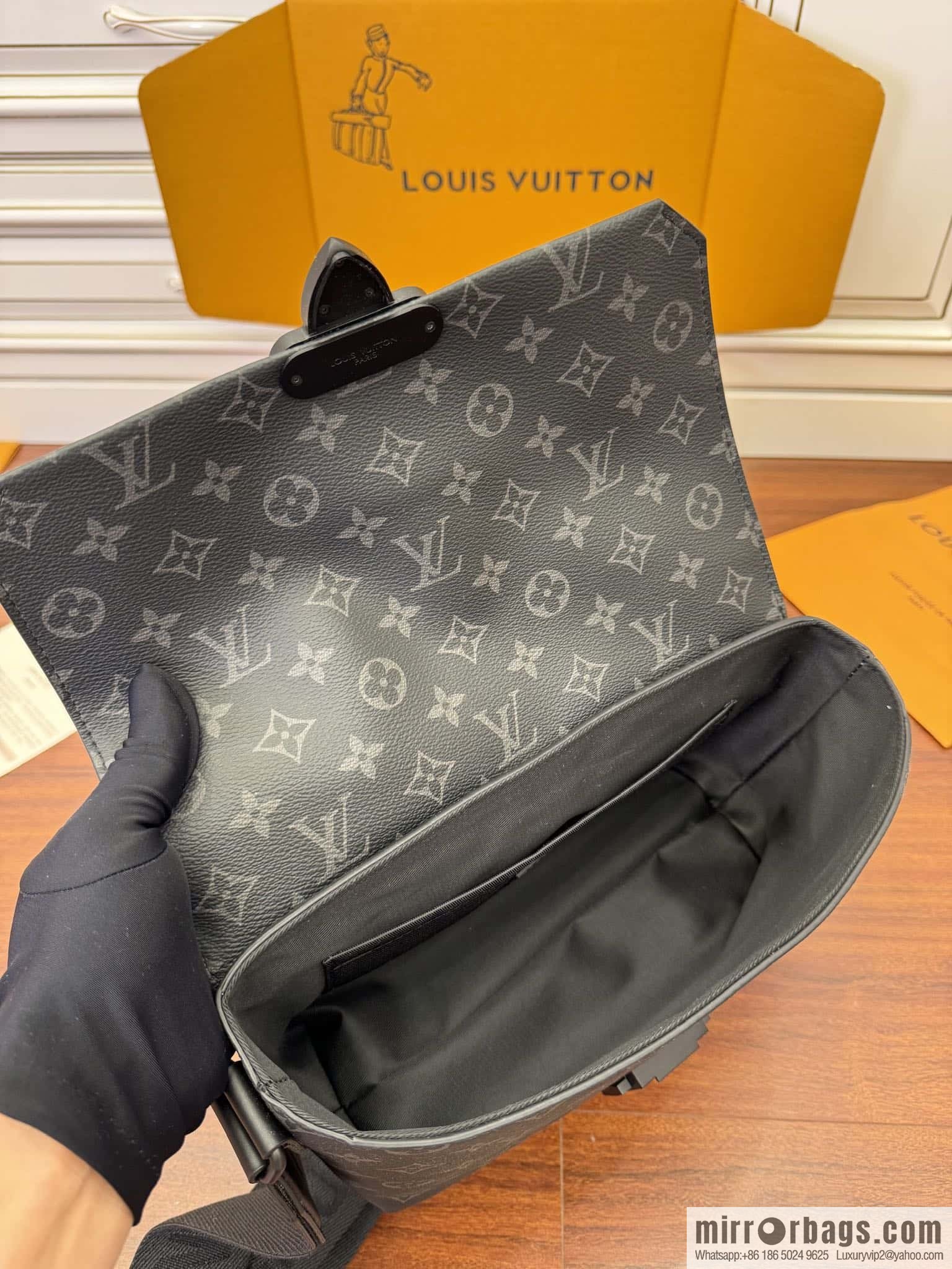 LV M46794 S-Cape Messenger