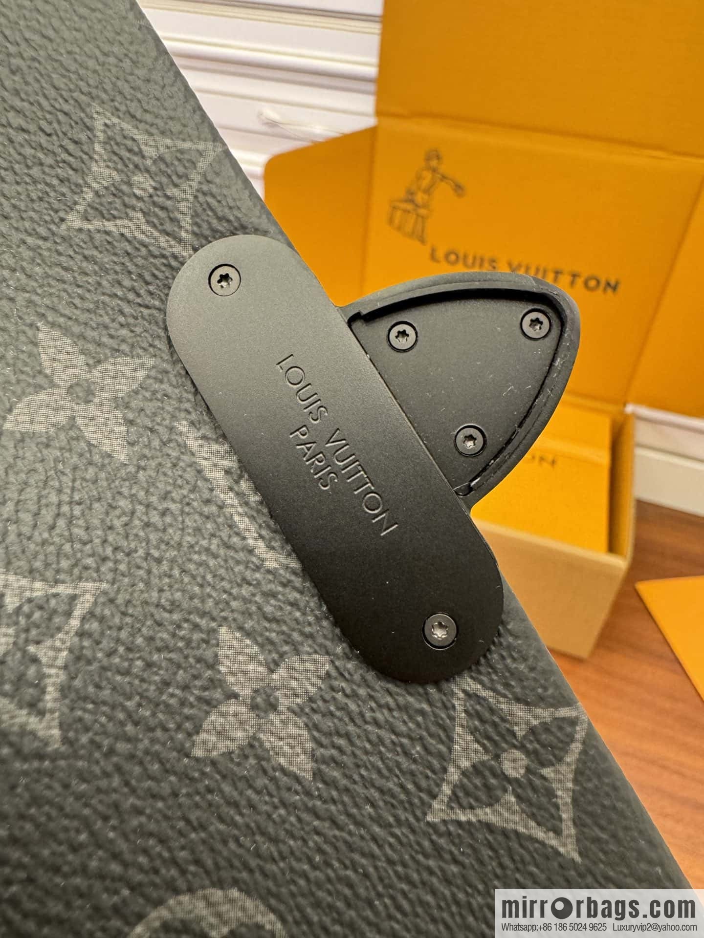 LV M46794 S-Cape Messenger