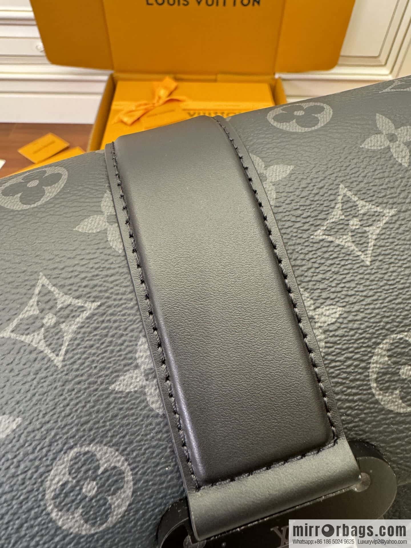 LV M46794 S-Cape Messenger