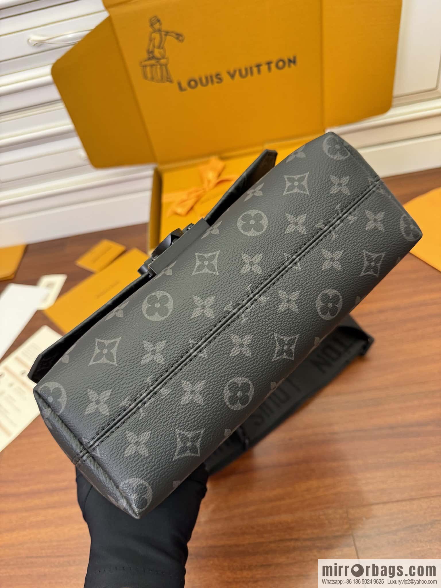 LV M46794 S-Cape Messenger