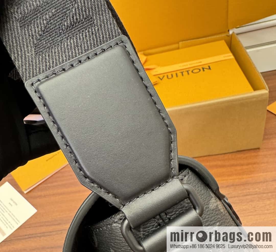 LV M46794 S-Cape Messenger