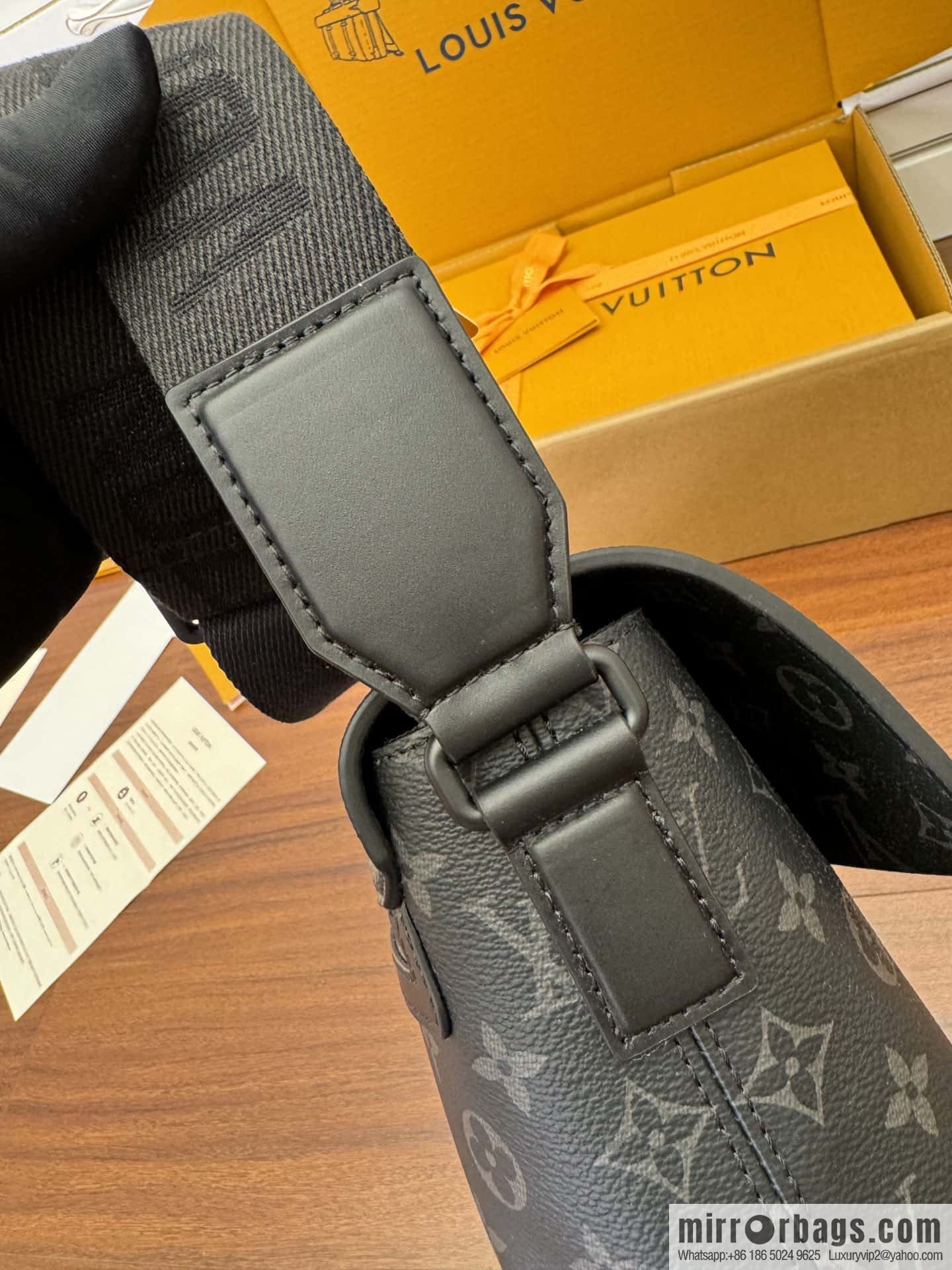 LV M46794 S-Cape Messenger