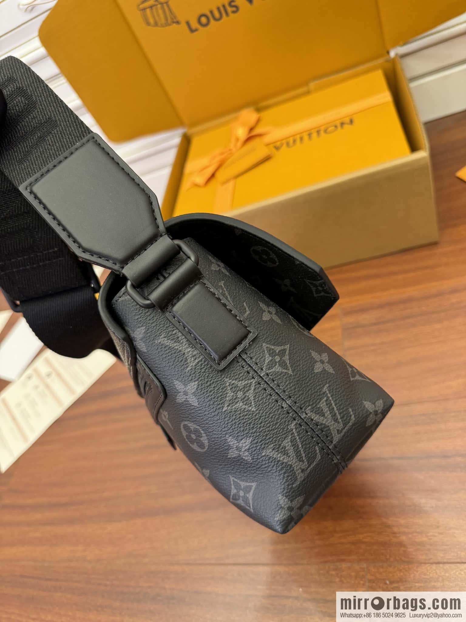 LV M46794 S-Cape Messenger