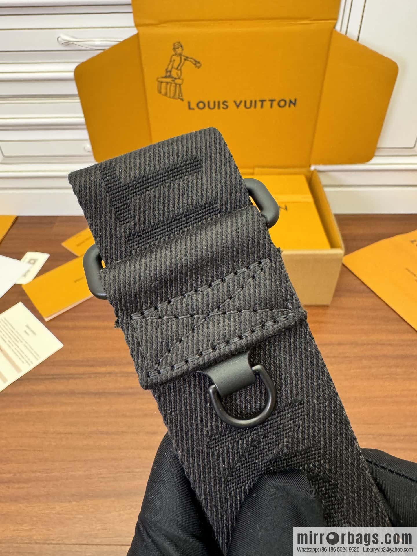 LV M46794 S-Cape Messenger