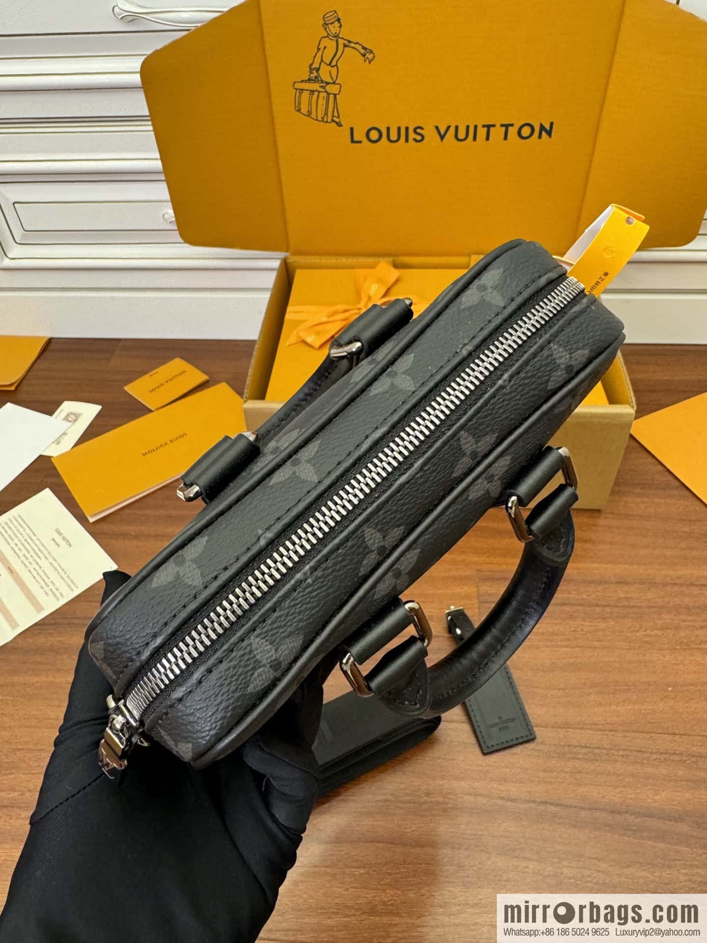 LV M82770 Nano Porte Documents Voyage