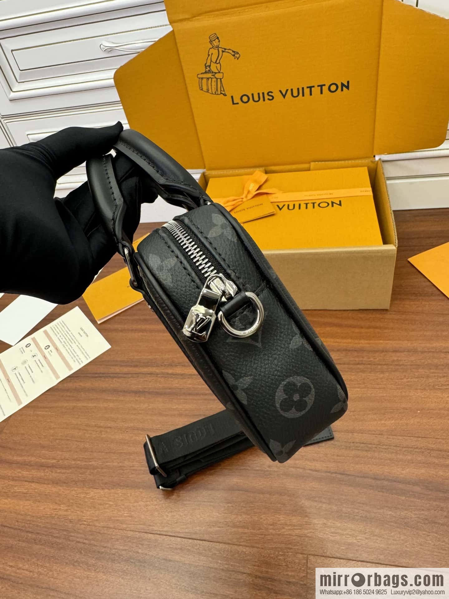 LV M82770 Nano Porte Documents Voyage