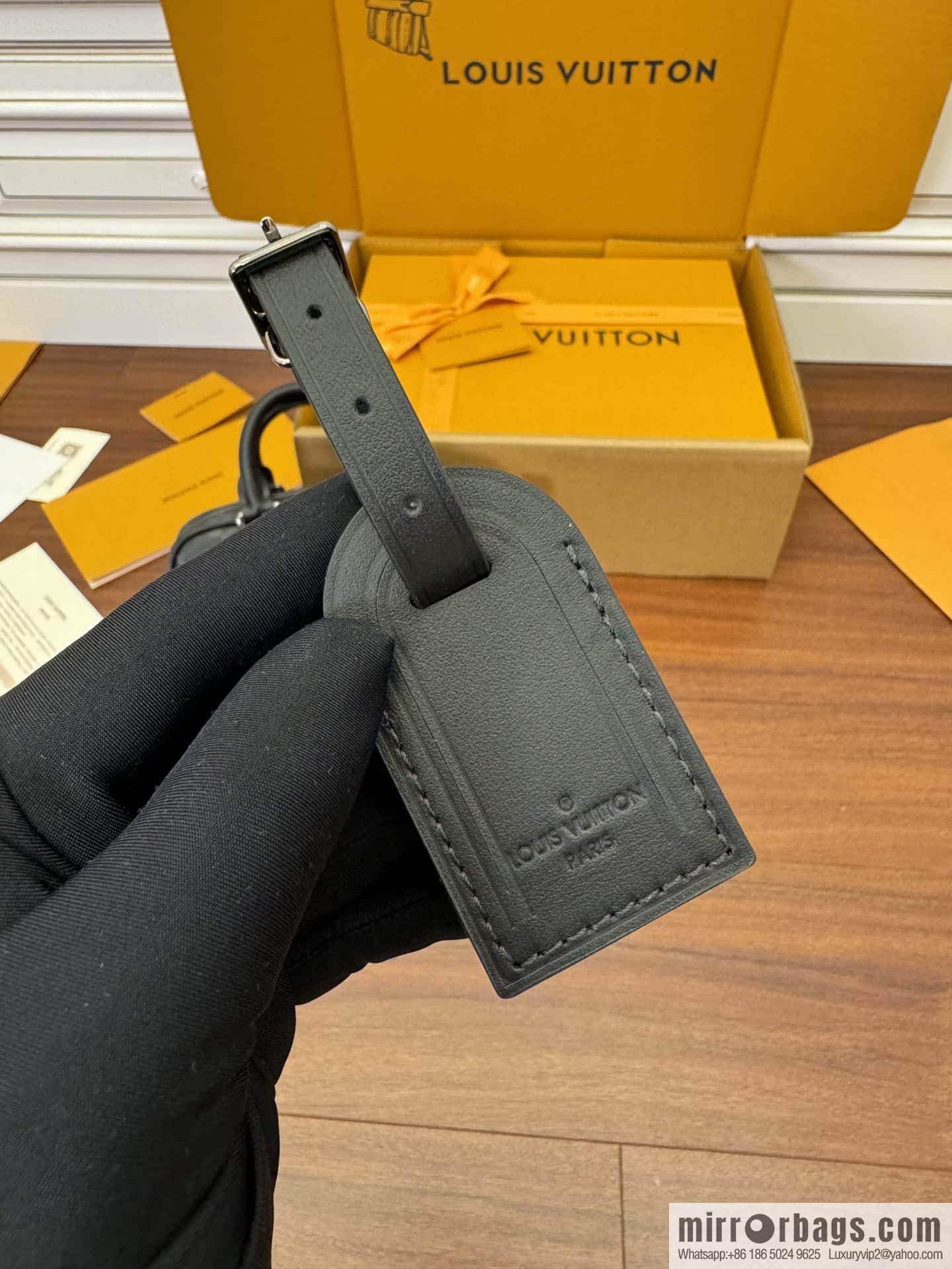 LV M82770 Nano Porte Documents Voyage