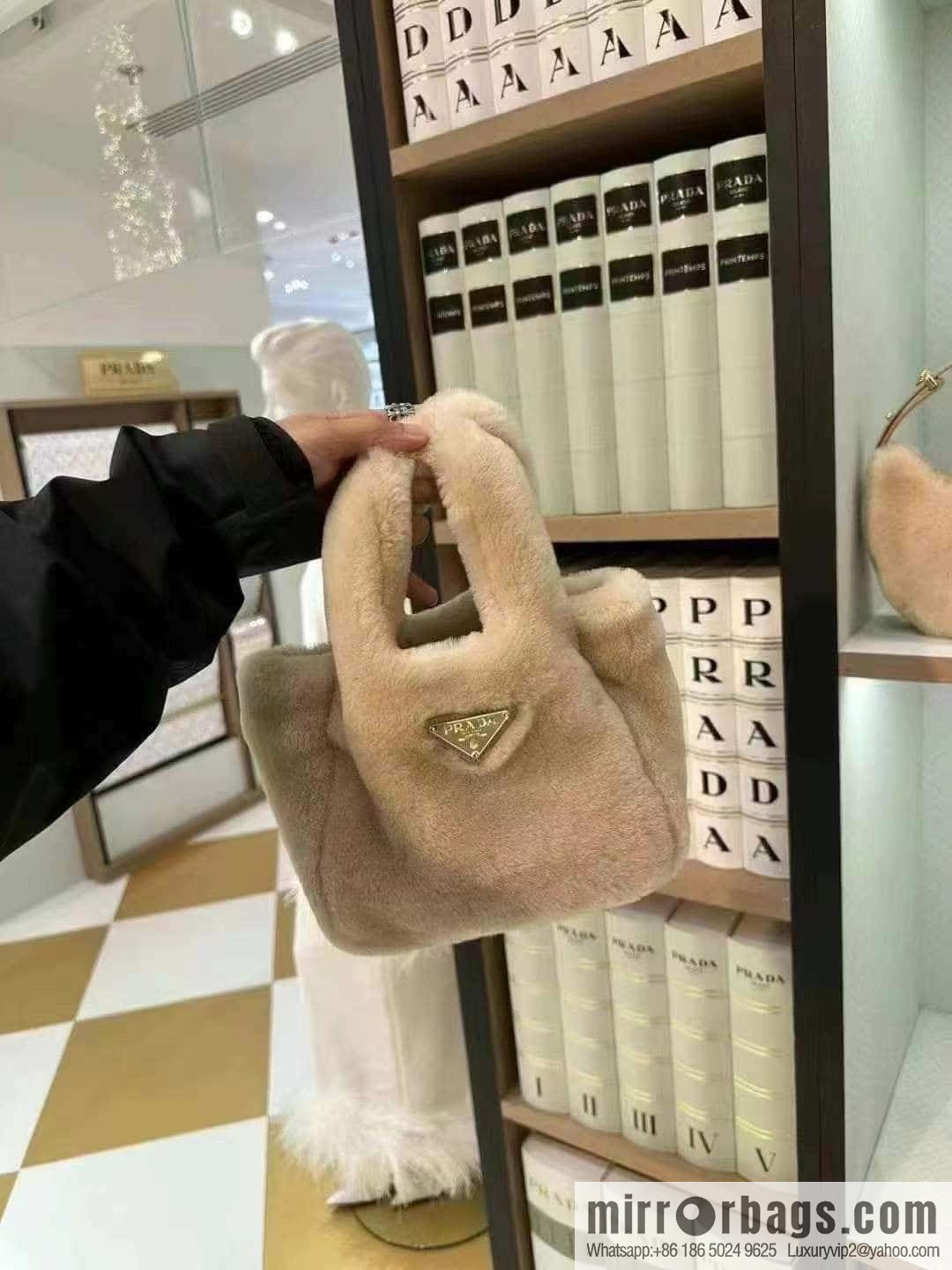 PRADA wool bucket bag 🎉 1BA349