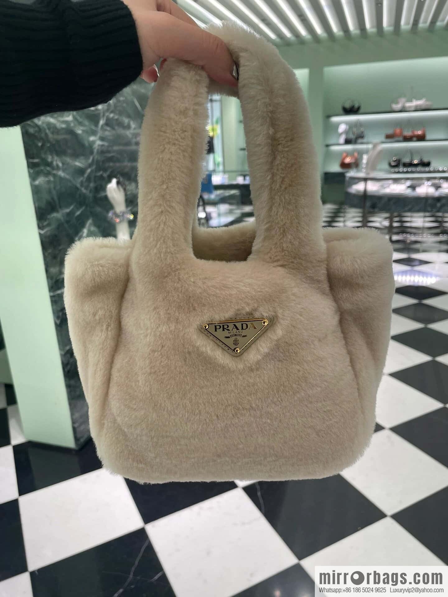PRADA wool bucket bag 🎉 1BA349