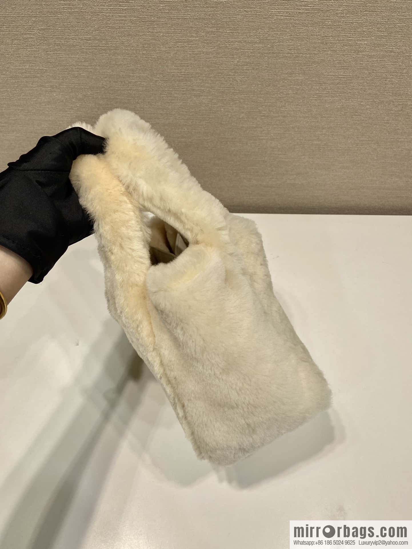 PRADA wool bucket bag 🎉 1BA349