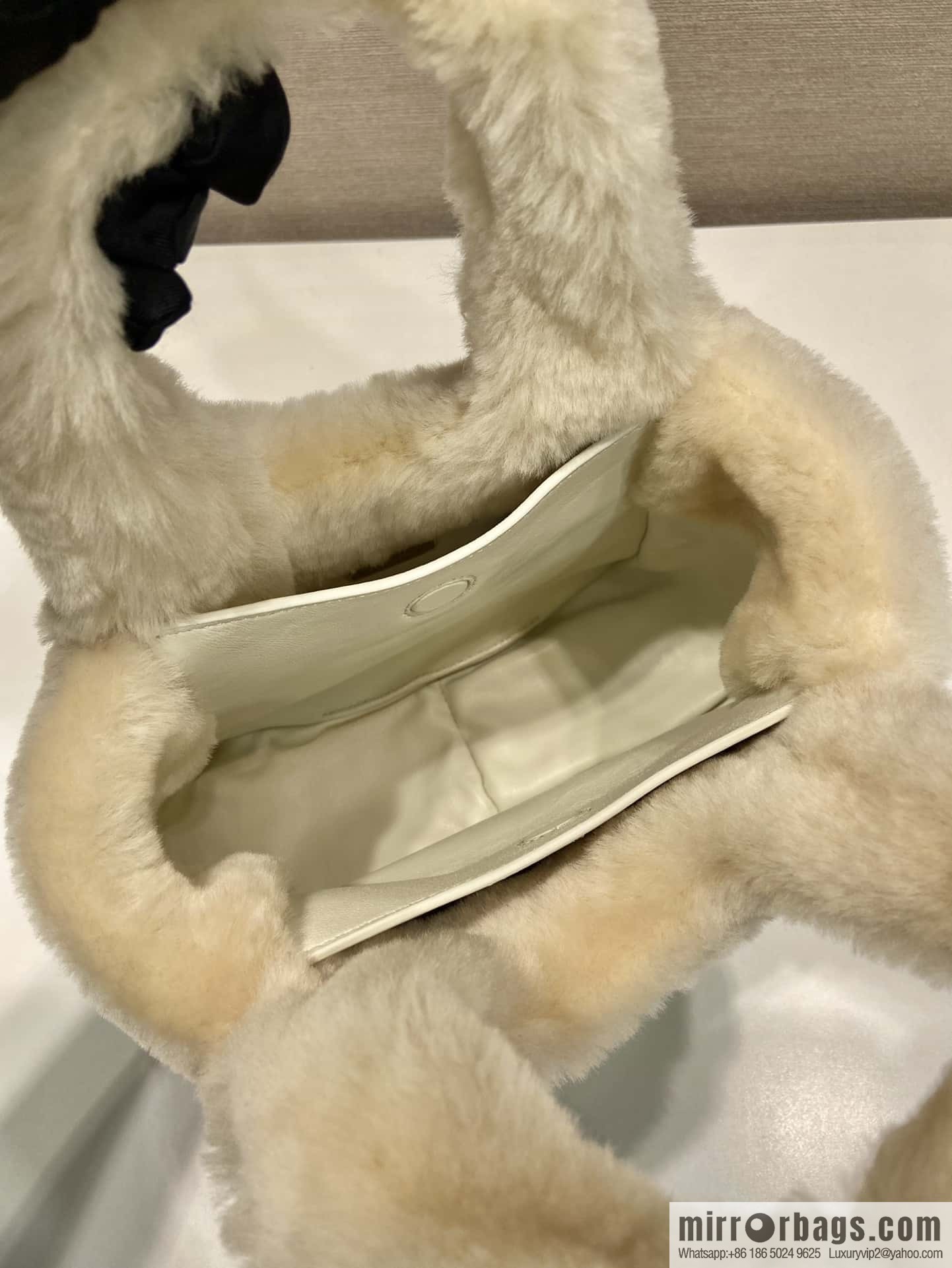 PRADA wool bucket bag 🎉 1BA349