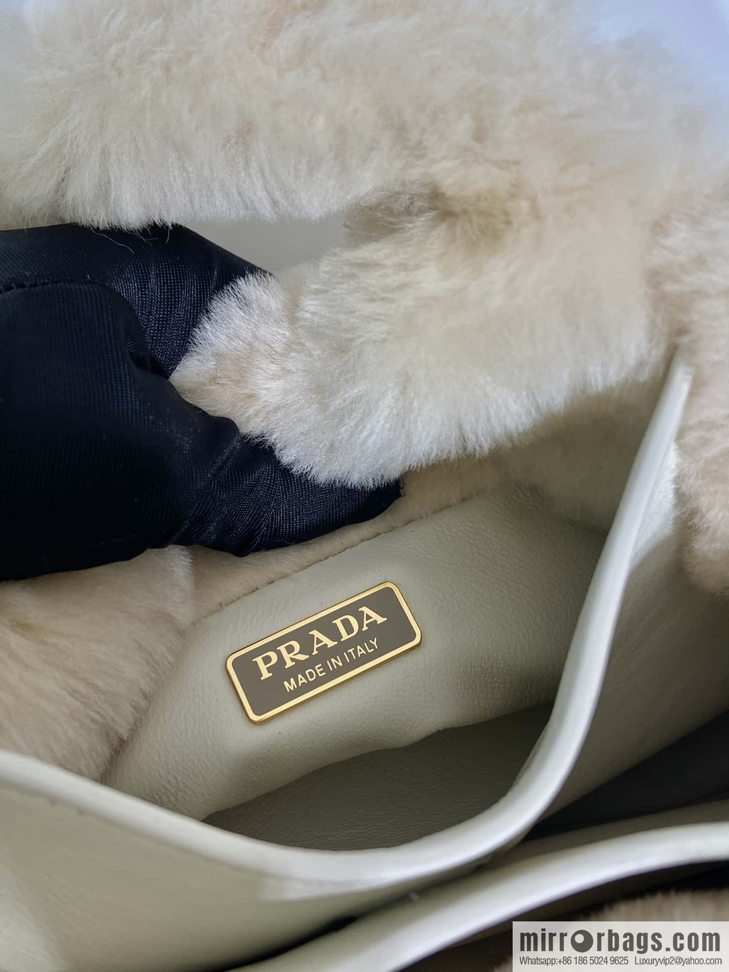 PRADA wool bucket bag 🎉 1BA349