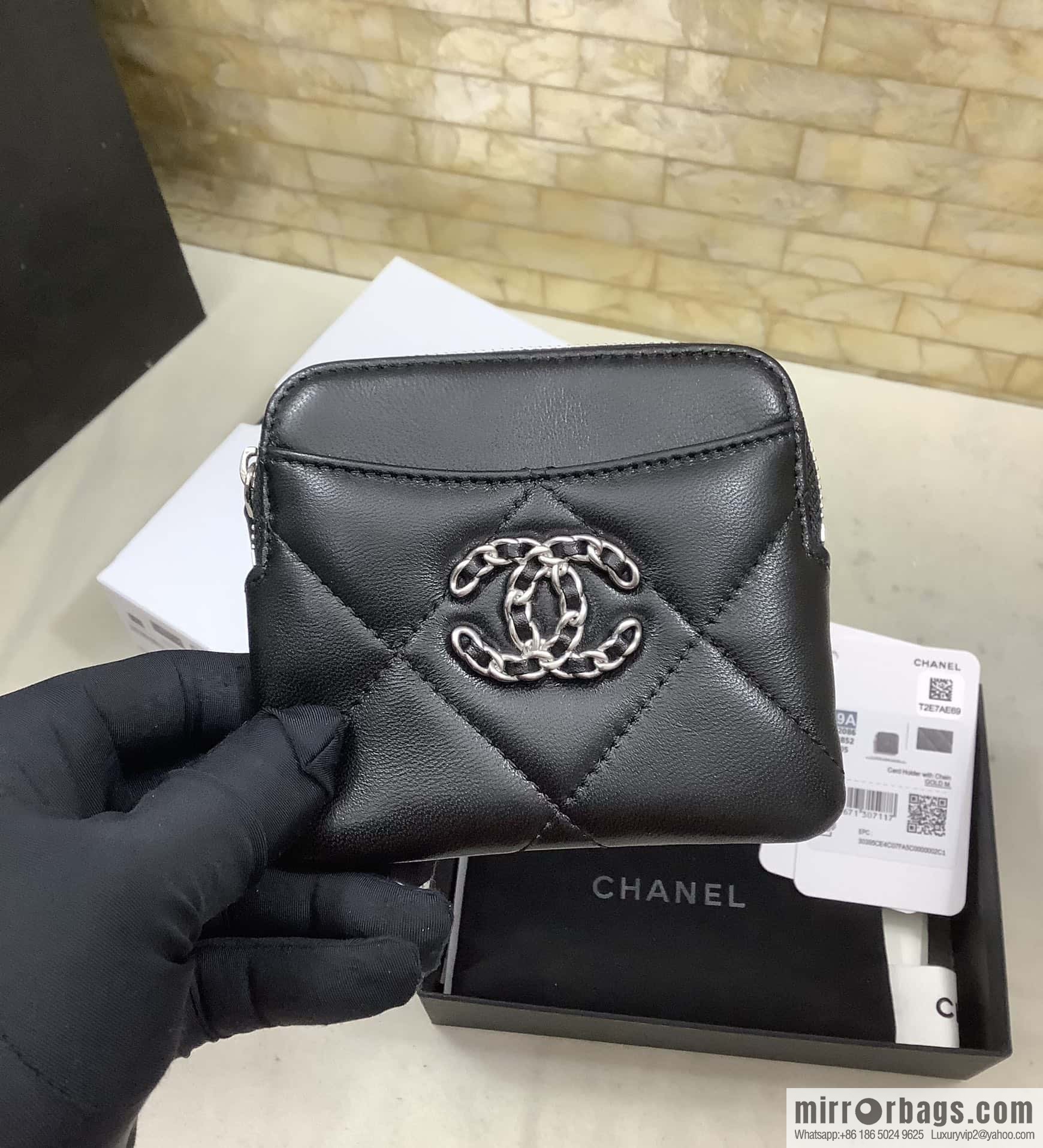 CHANEL 19 series sheepskin wallet card holder AP2086