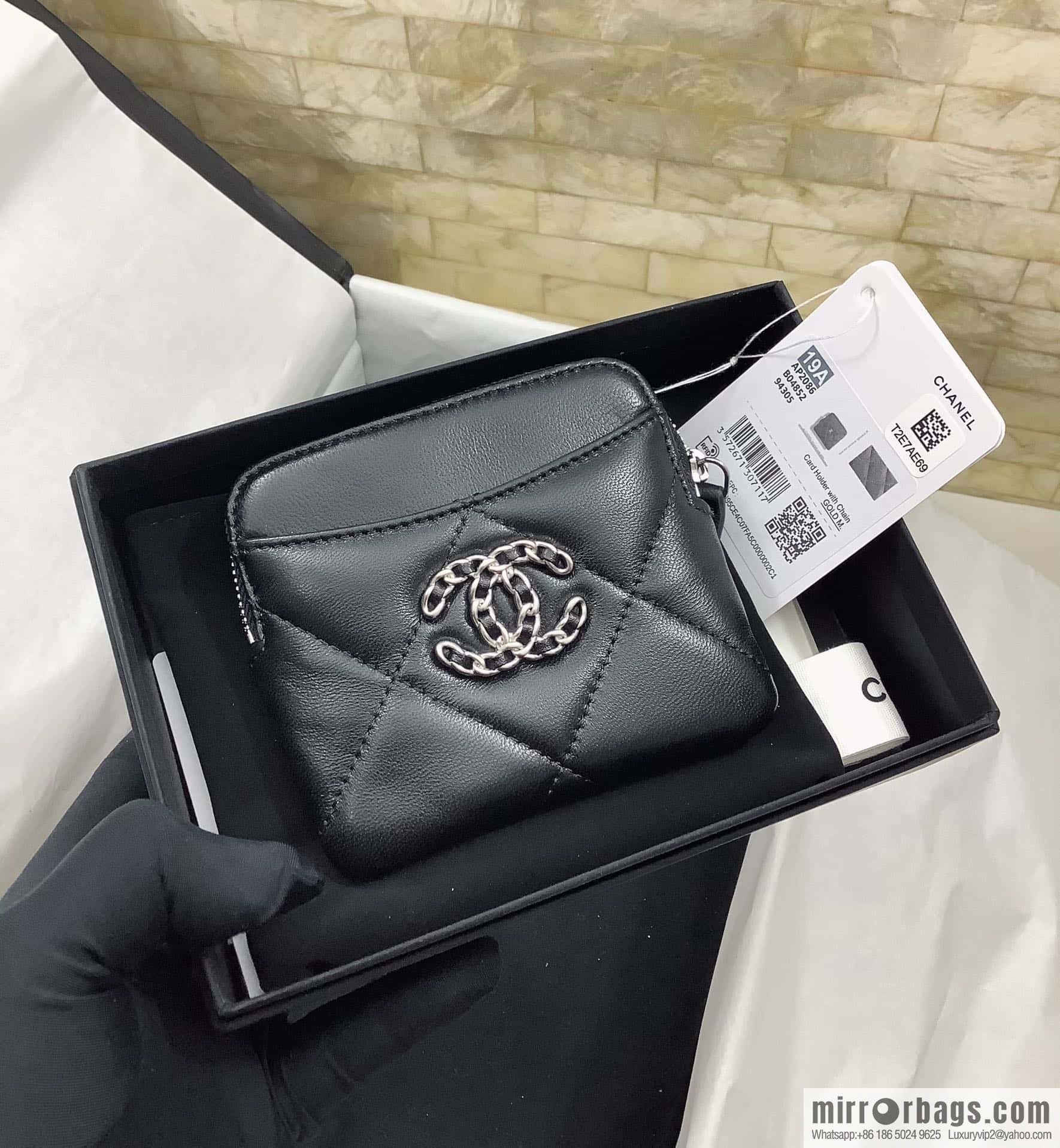 CHANEL 19 series sheepskin wallet card holder AP2086