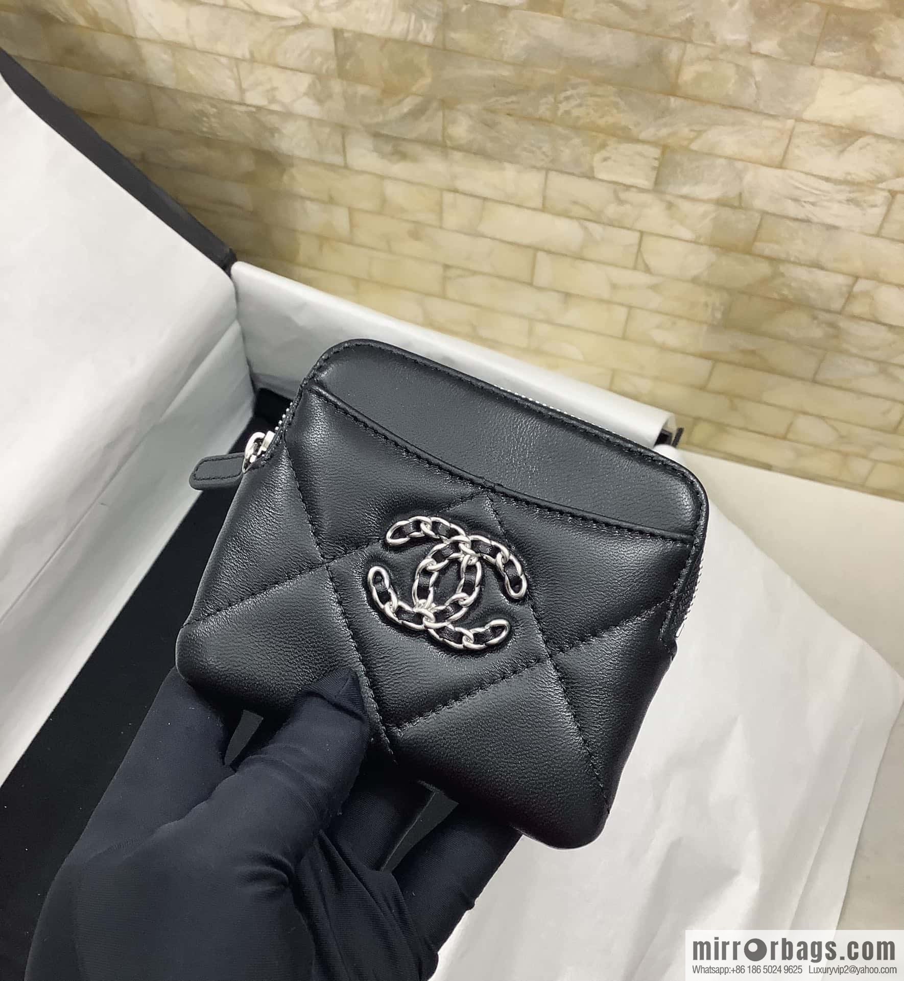 CHANEL 19 series sheepskin wallet card holder AP2086