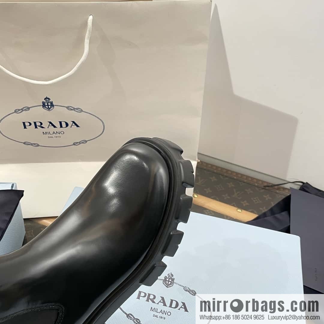 PRADA Triangle standard serrated wheel, muffin thick-bottomed cigarette tube short boots