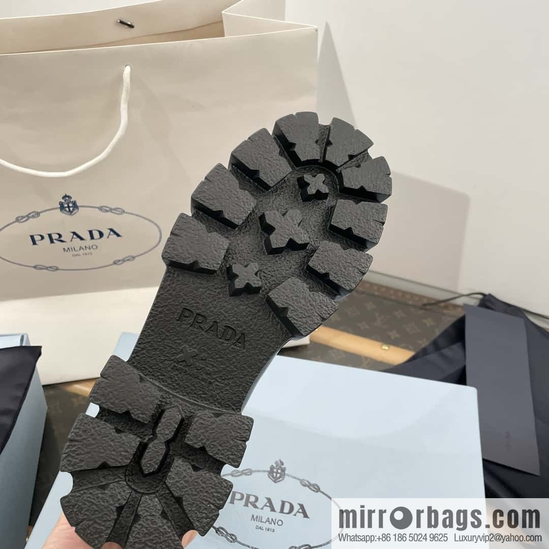 PRADA Triangle standard serrated wheel, muffin thick-bottomed cigarette tube short boots