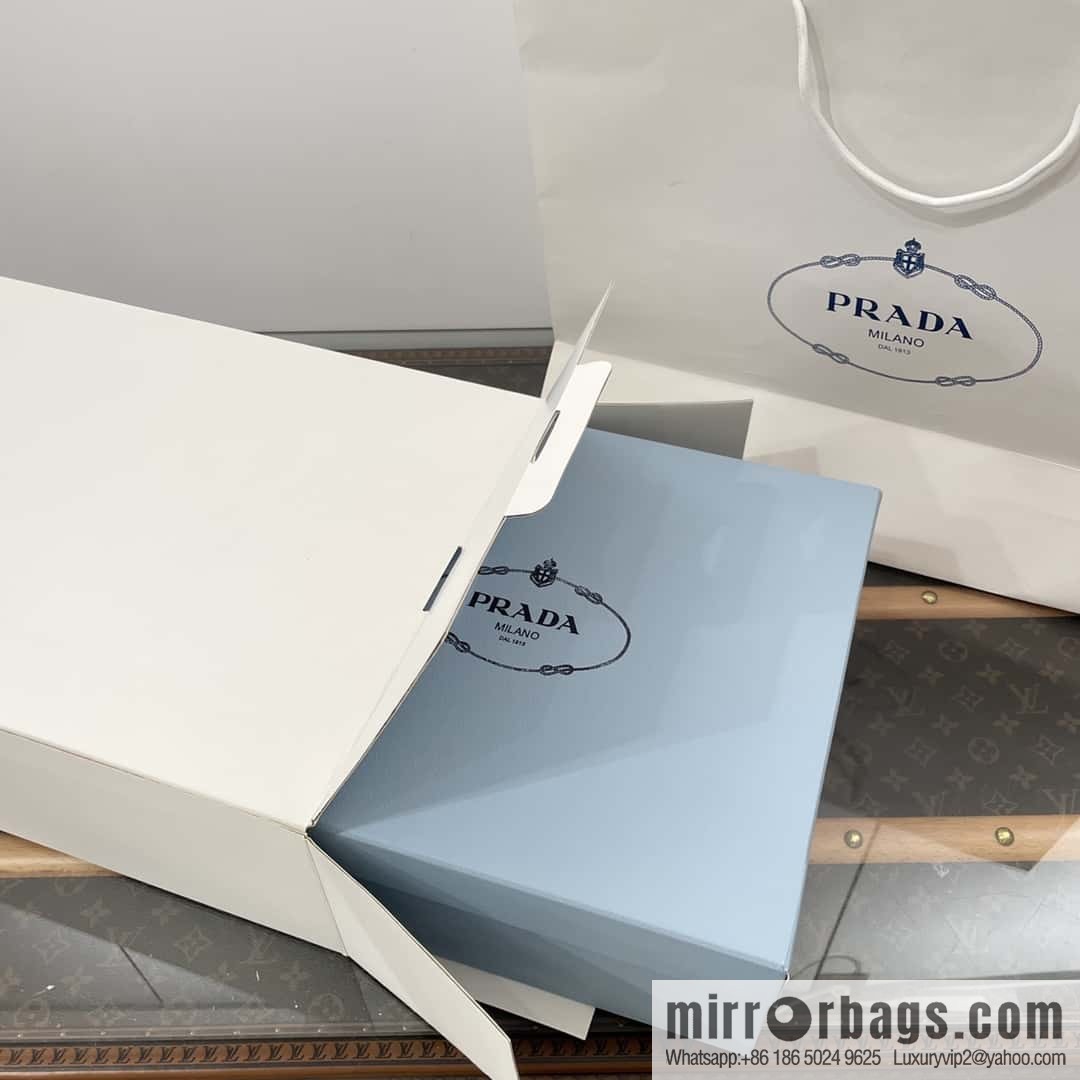 PRADA Triangle standard serrated wheel, muffin thick-bottomed cigarette tube short boots