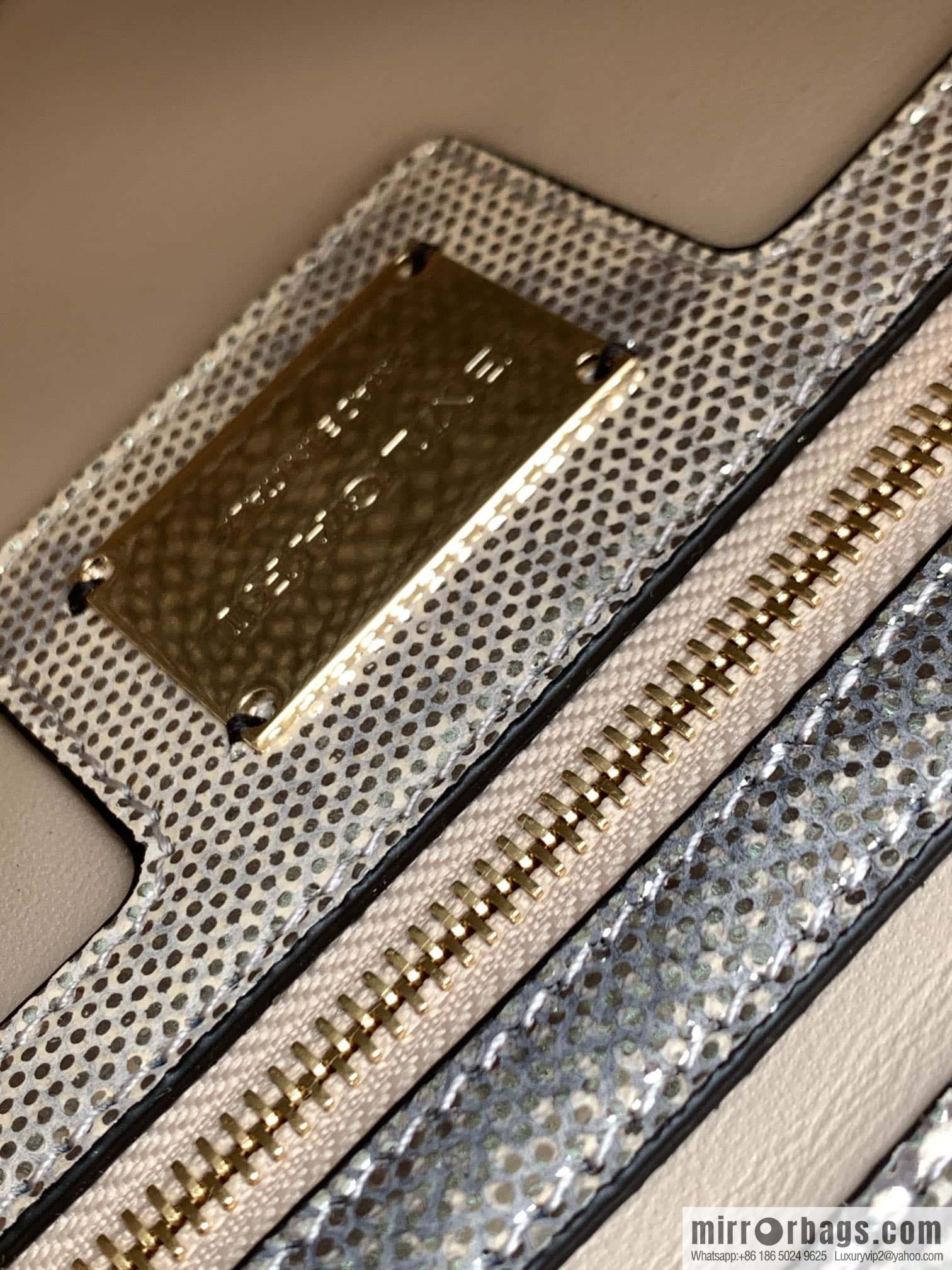 BVLGARI Bulgari Sprpenti Forever water snake skin inner small sheepskin oblique span bag 383262 milk protein stone metal texture 27.5CM