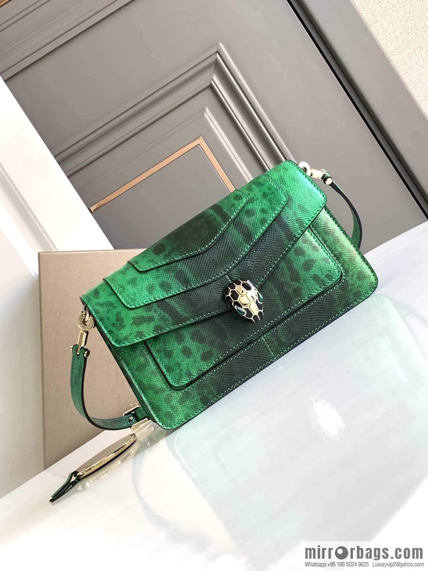 BVLGARI Bulgari bright green grandmother green glossy water snakeskin EAST-WEST series small shoulder bag 22CM 292103