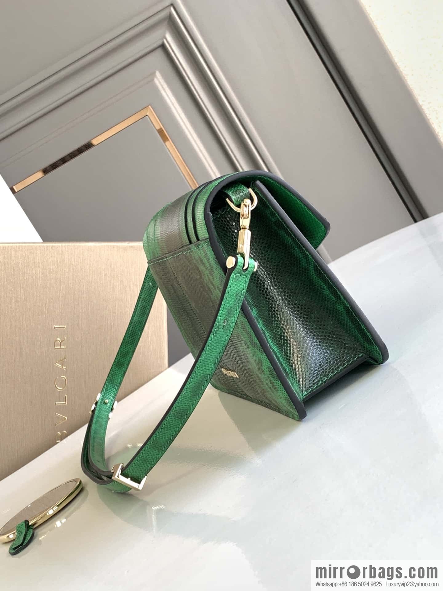 BVLGARI Bulgari bright green grandmother green glossy water snakeskin EAST-WEST series small shoulder bag 22CM 292103