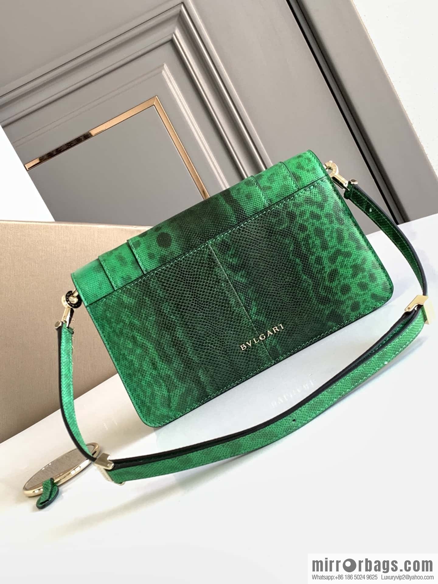 BVLGARI Bulgari bright green grandmother green glossy water snakeskin EAST-WEST series small shoulder bag 22CM 292103