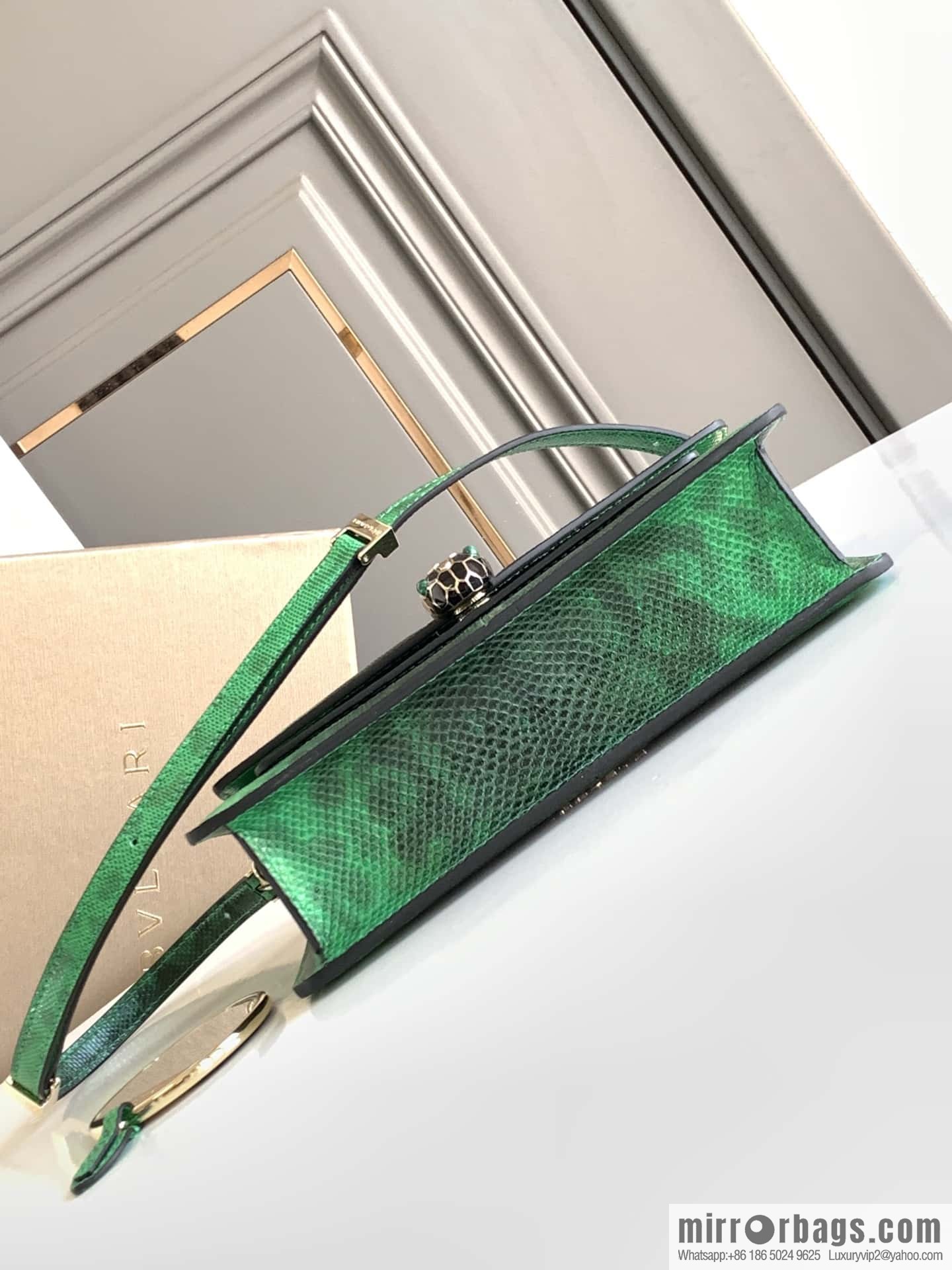 BVLGARI Bulgari bright green grandmother green glossy water snakeskin EAST-WEST series small shoulder bag 22CM 292103