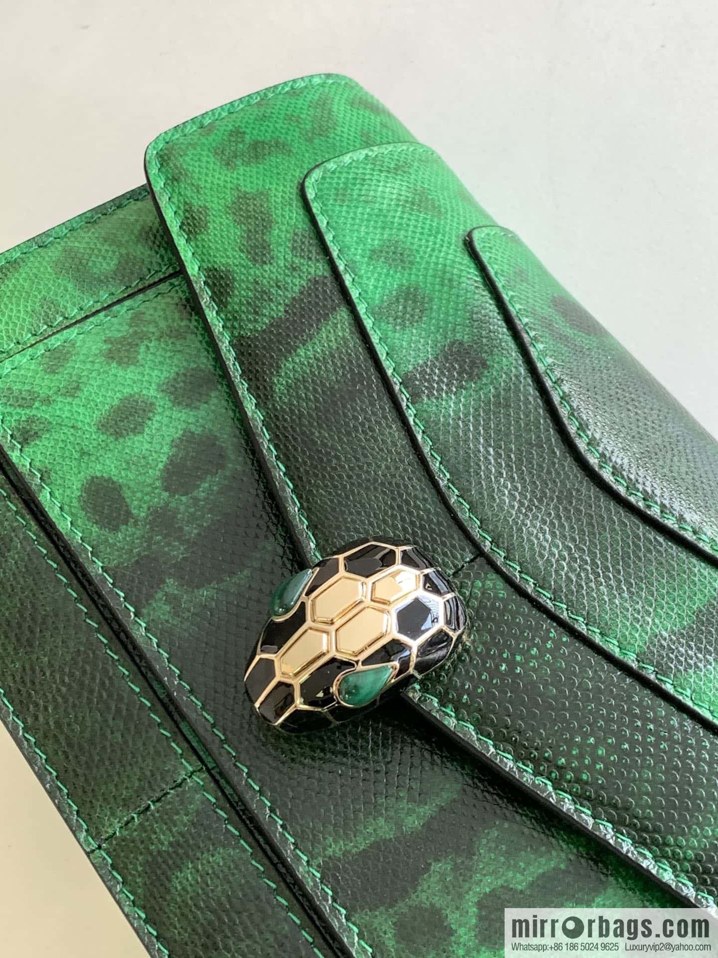 BVLGARI Bulgari bright green grandmother green glossy water snakeskin EAST-WEST series small shoulder bag 22CM 292103