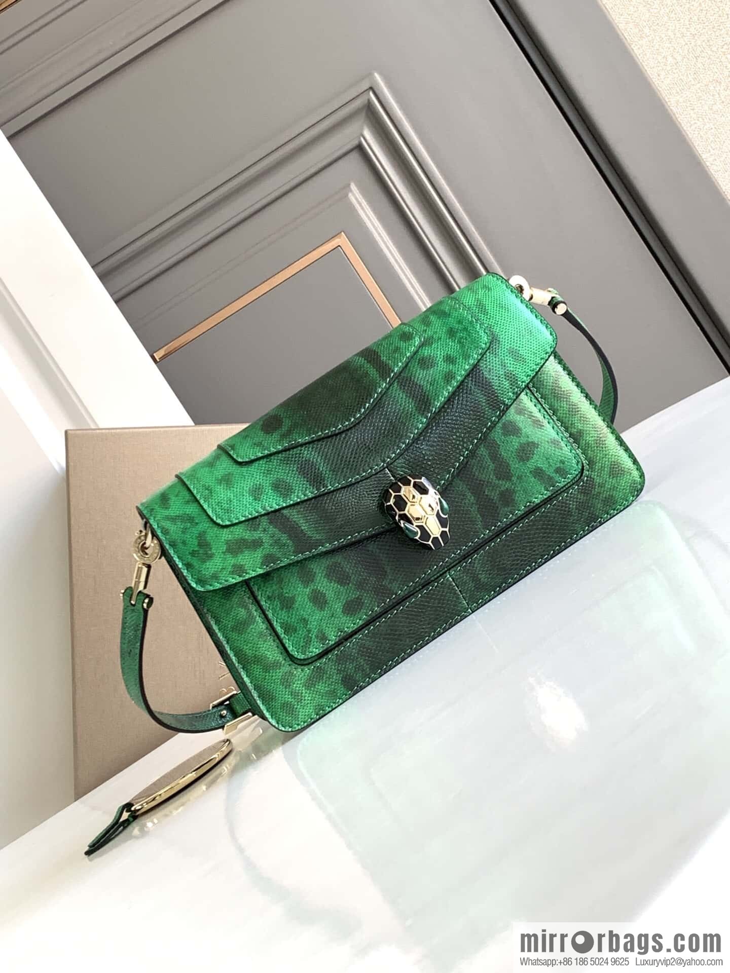 BVLGARI Bulgari bright green grandmother green glossy water snakeskin EAST-WEST series small shoulder bag 22CM 292103