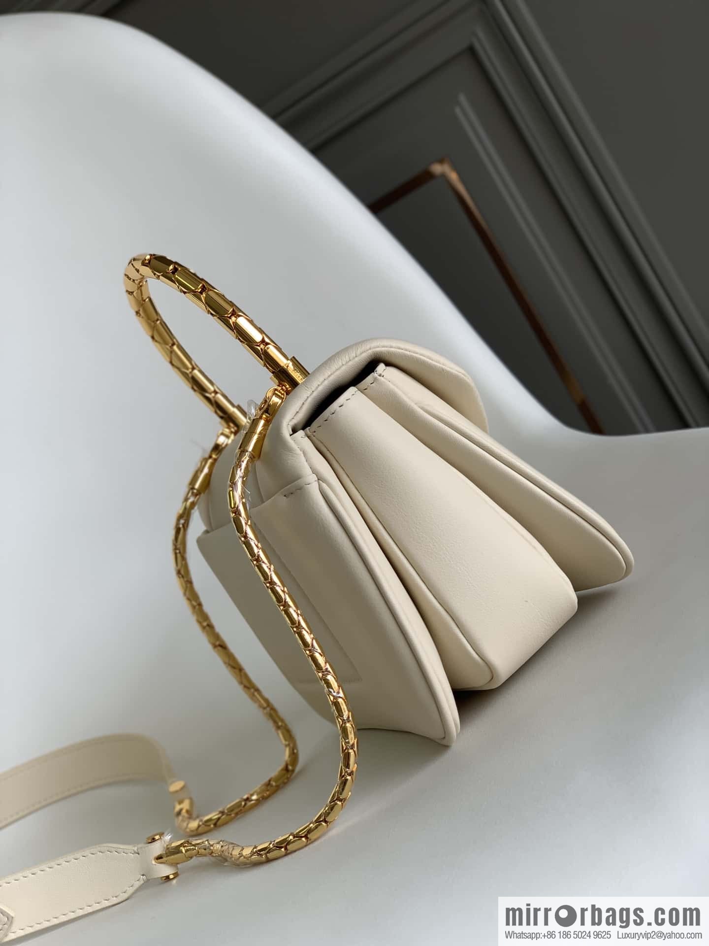 BVLGARI Bulgari SERPENTI REVERSE Small tote bag 292128 White 20CM