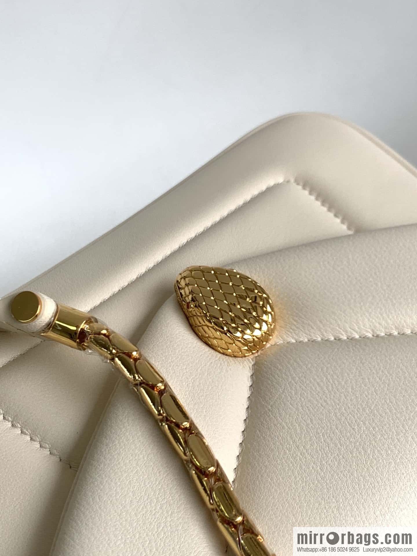 BVLGARI Bulgari SERPENTI REVERSE Small tote bag 292128 White 20CM