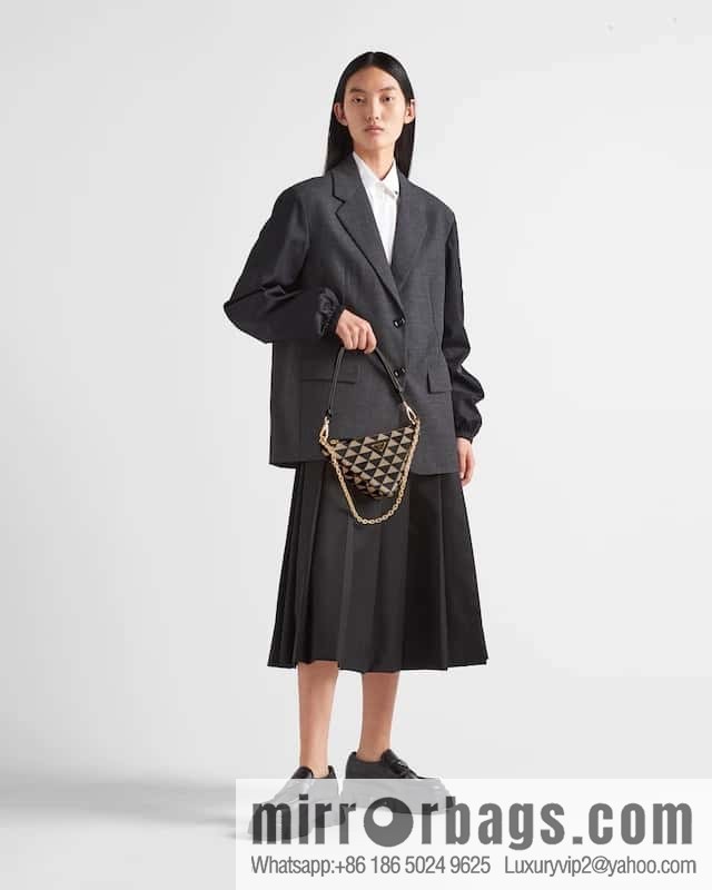 PRADA embroidery triangle bag 🎉 1BC543