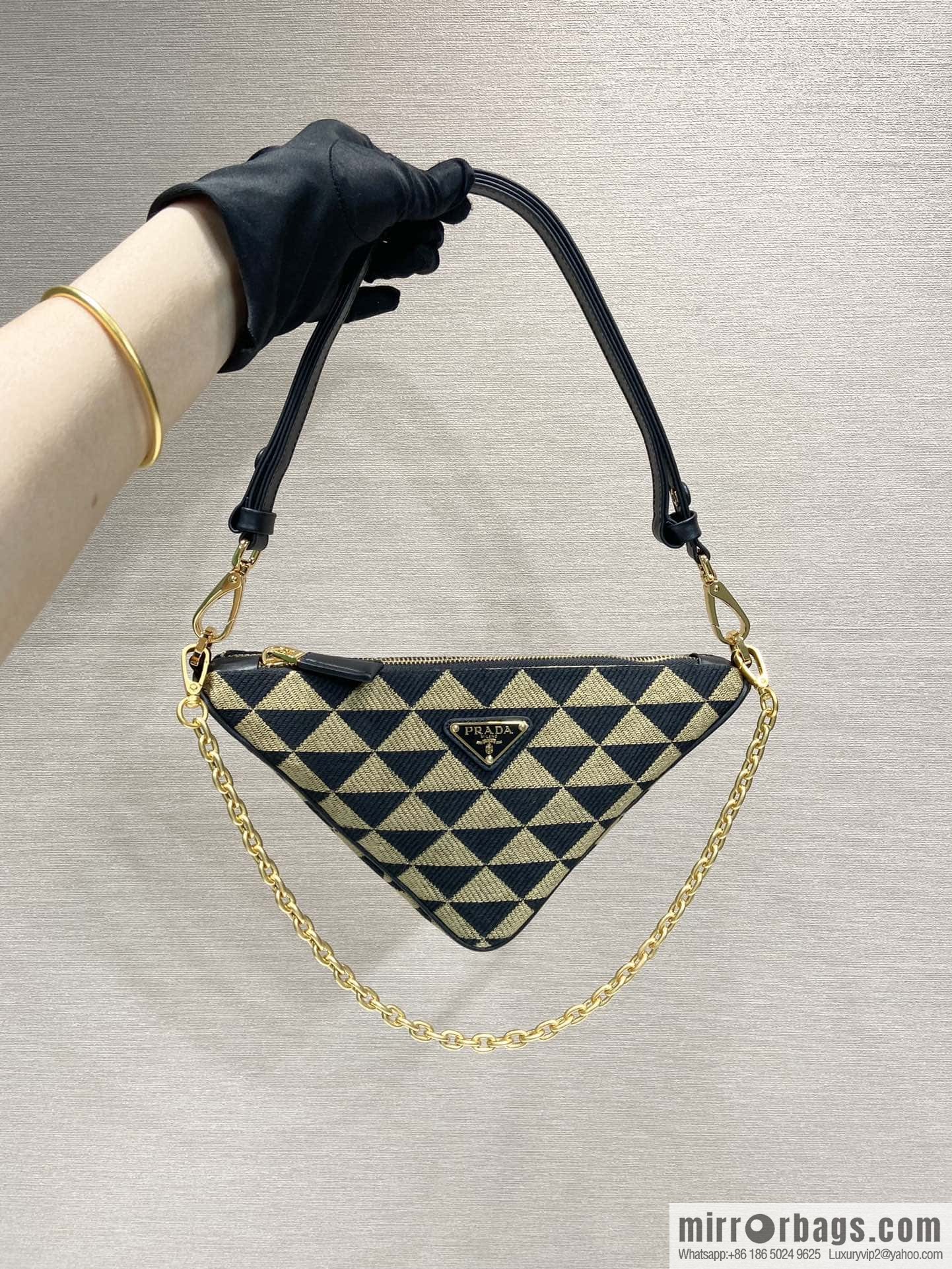 PRADA embroidery triangle bag 🎉 1BC543