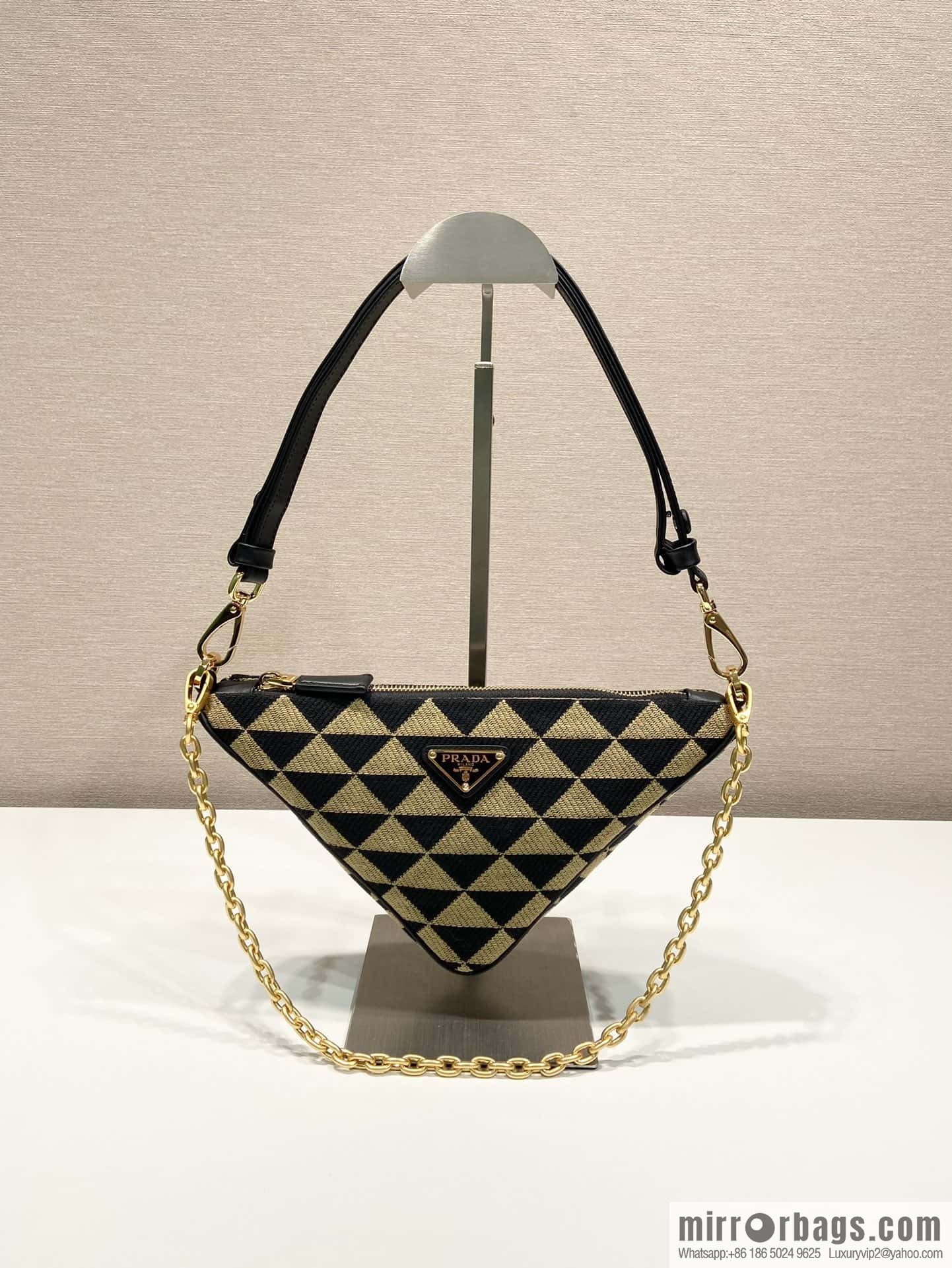 PRADA embroidery triangle bag 🎉 1BC543