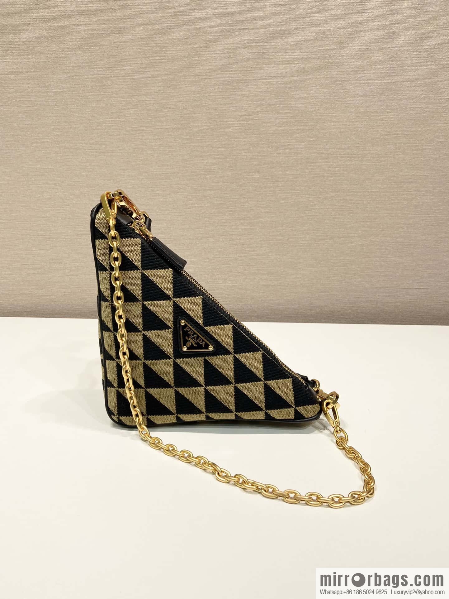 PRADA embroidery triangle bag 🎉 1BC543