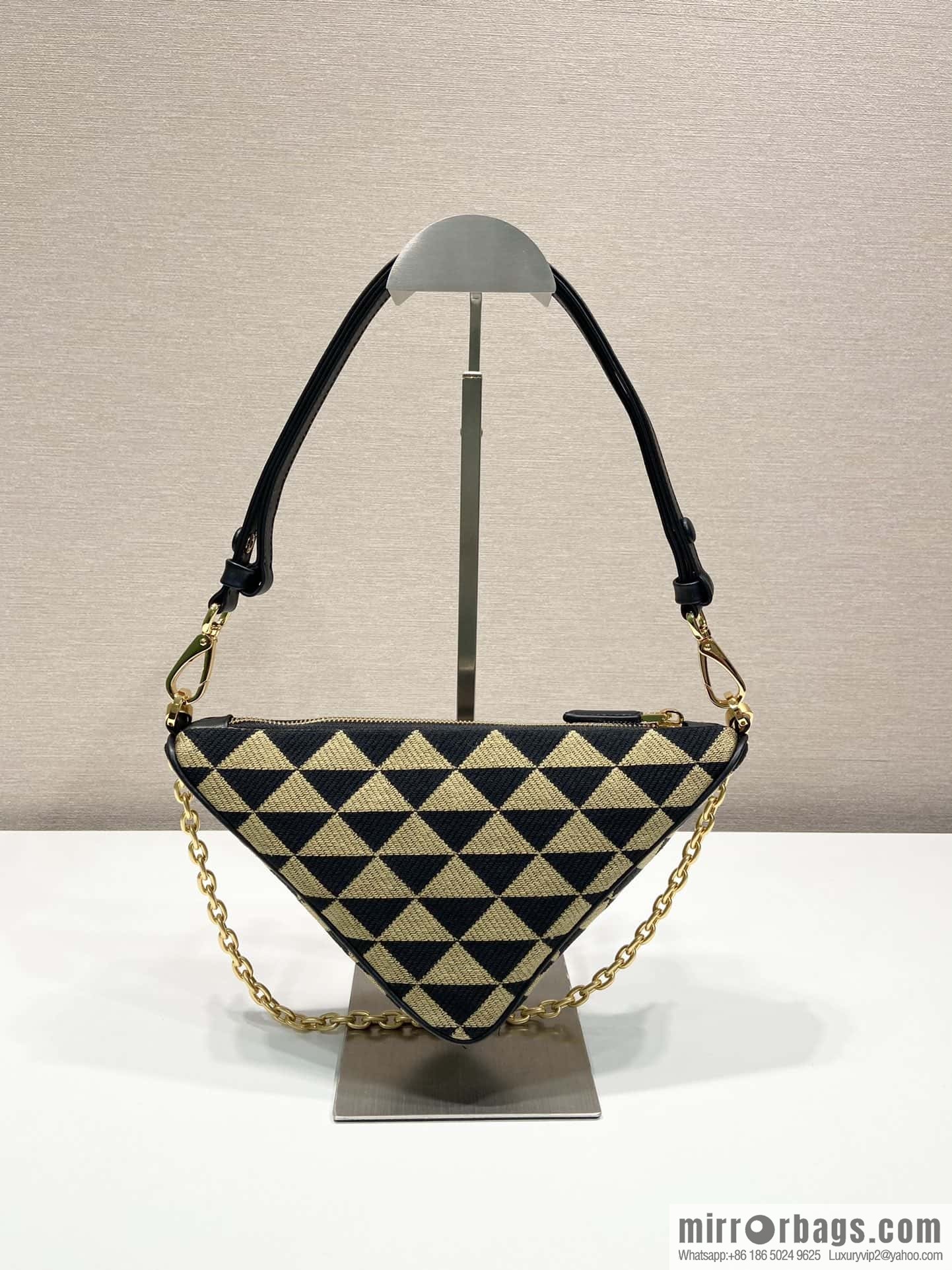PRADA embroidery triangle bag 🎉 1BC543