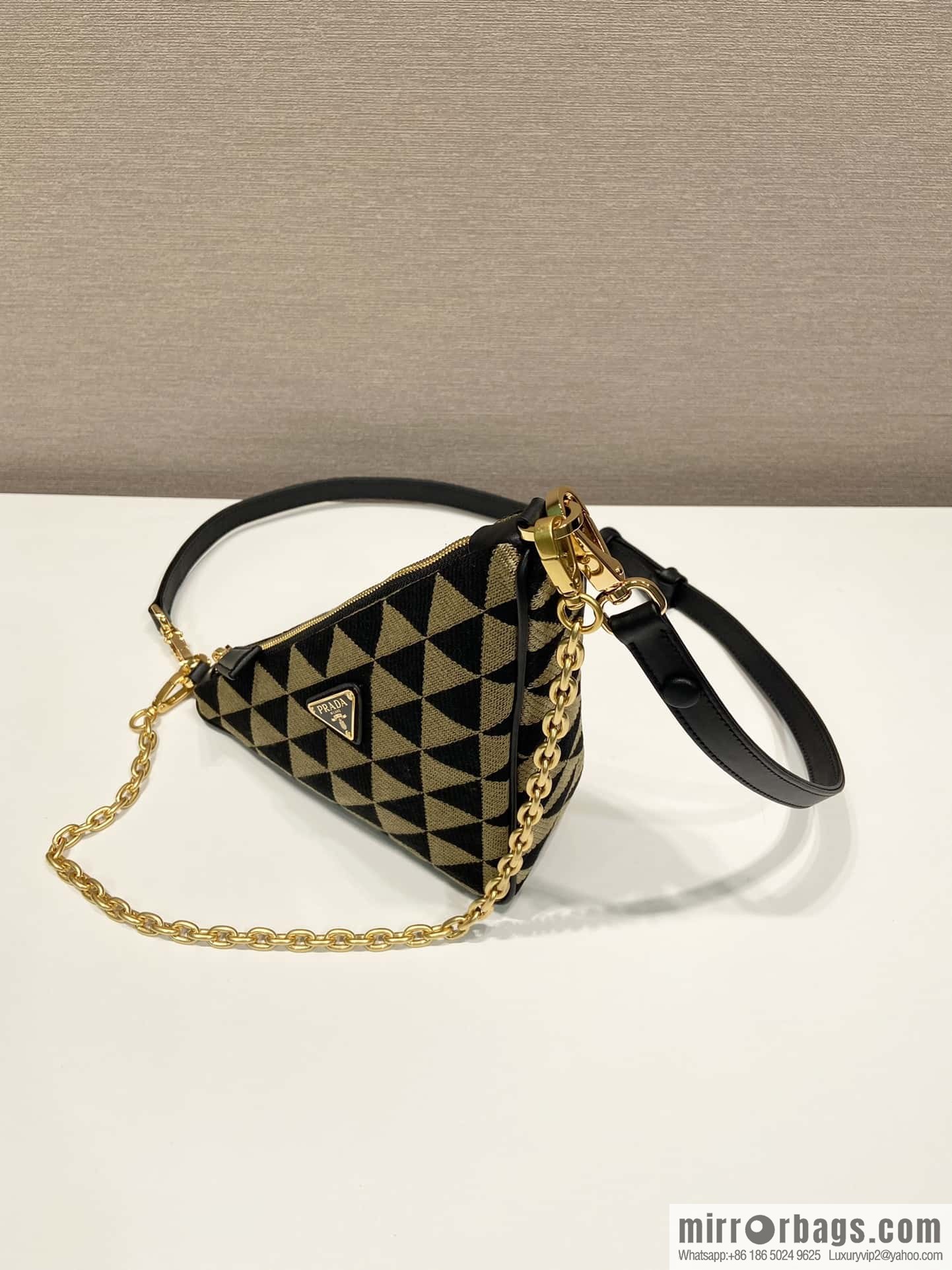 PRADA embroidery triangle bag 🎉 1BC543