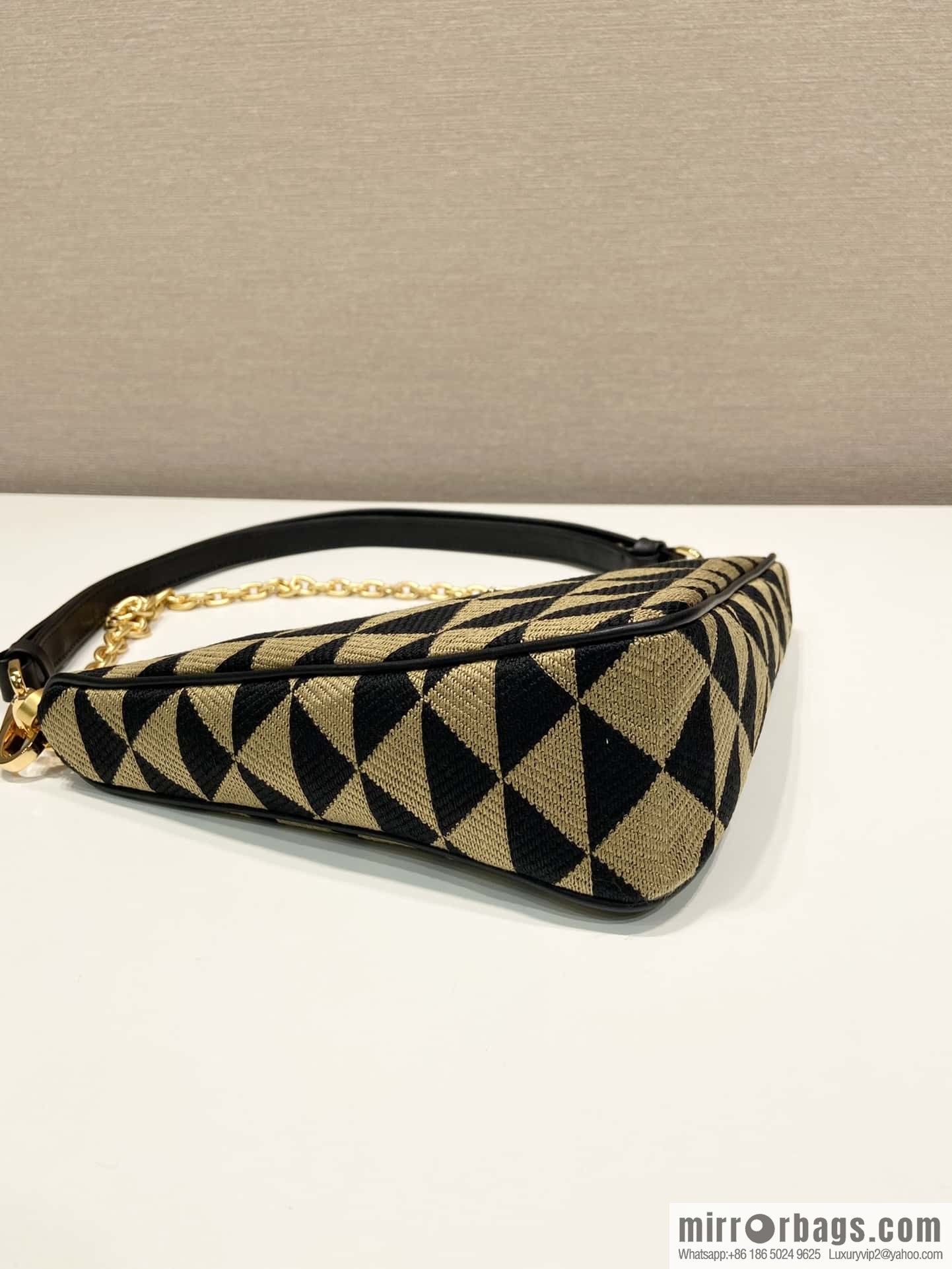 PRADA embroidery triangle bag 🎉 1BC543