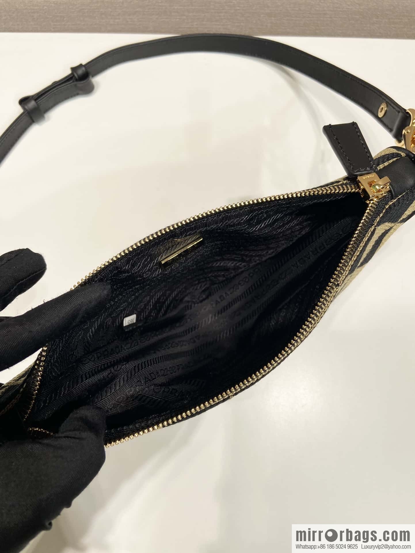 PRADA embroidery triangle bag 🎉 1BC543