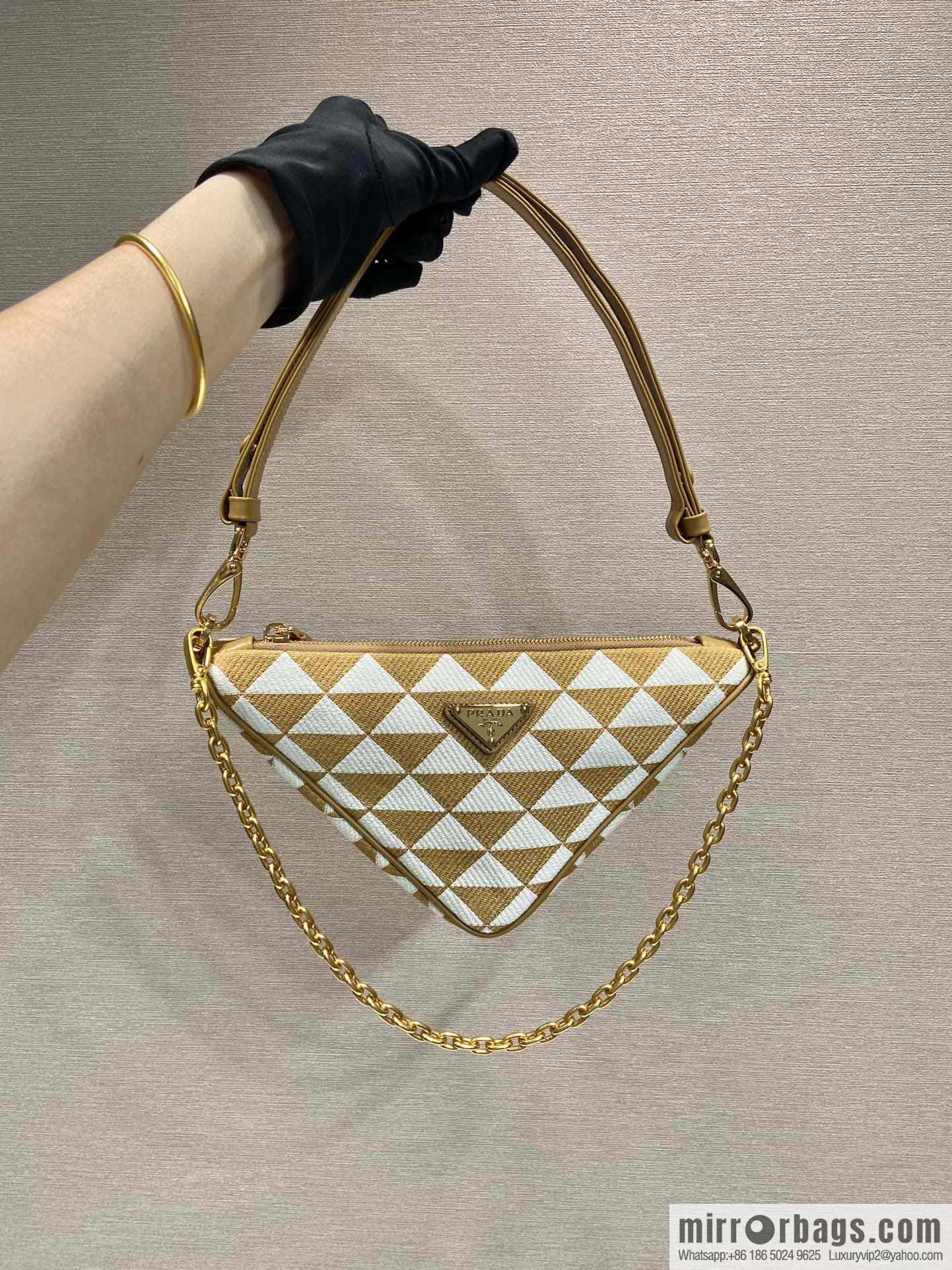 PRADA embroidery triangle bag 🎉 1BC543
