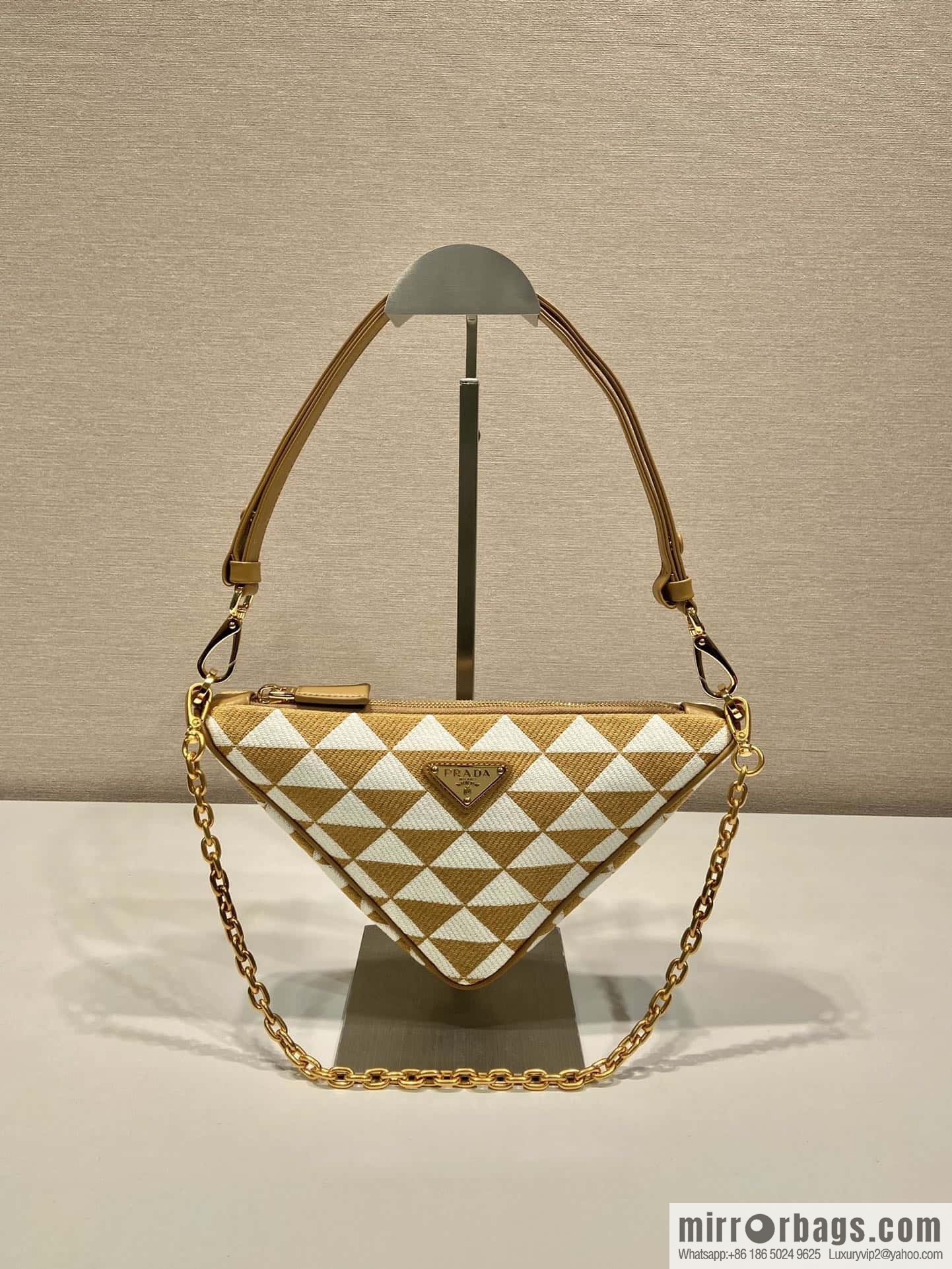 PRADA embroidery triangle bag 🎉 1BC543