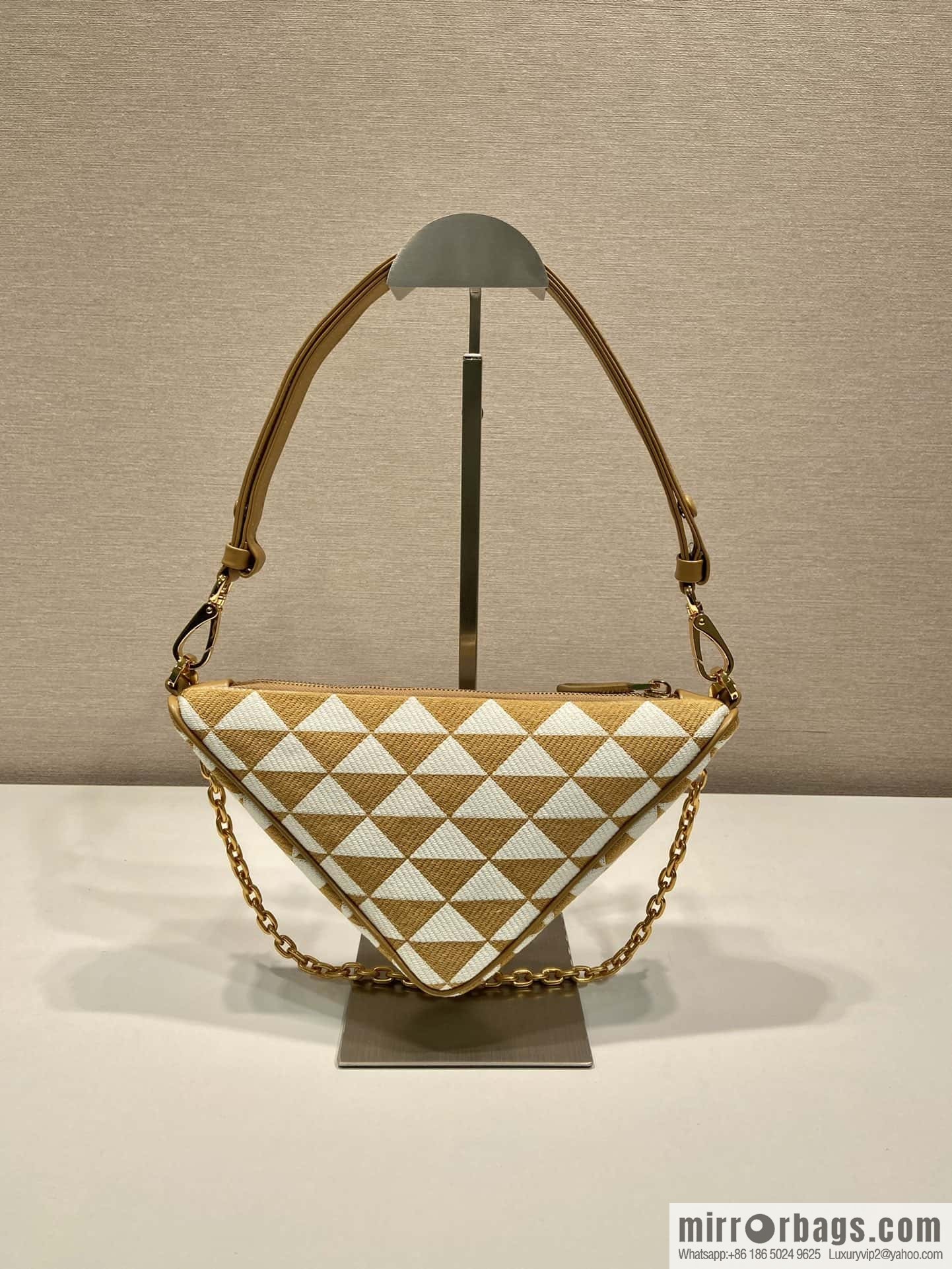 PRADA embroidery triangle bag 🎉 1BC543