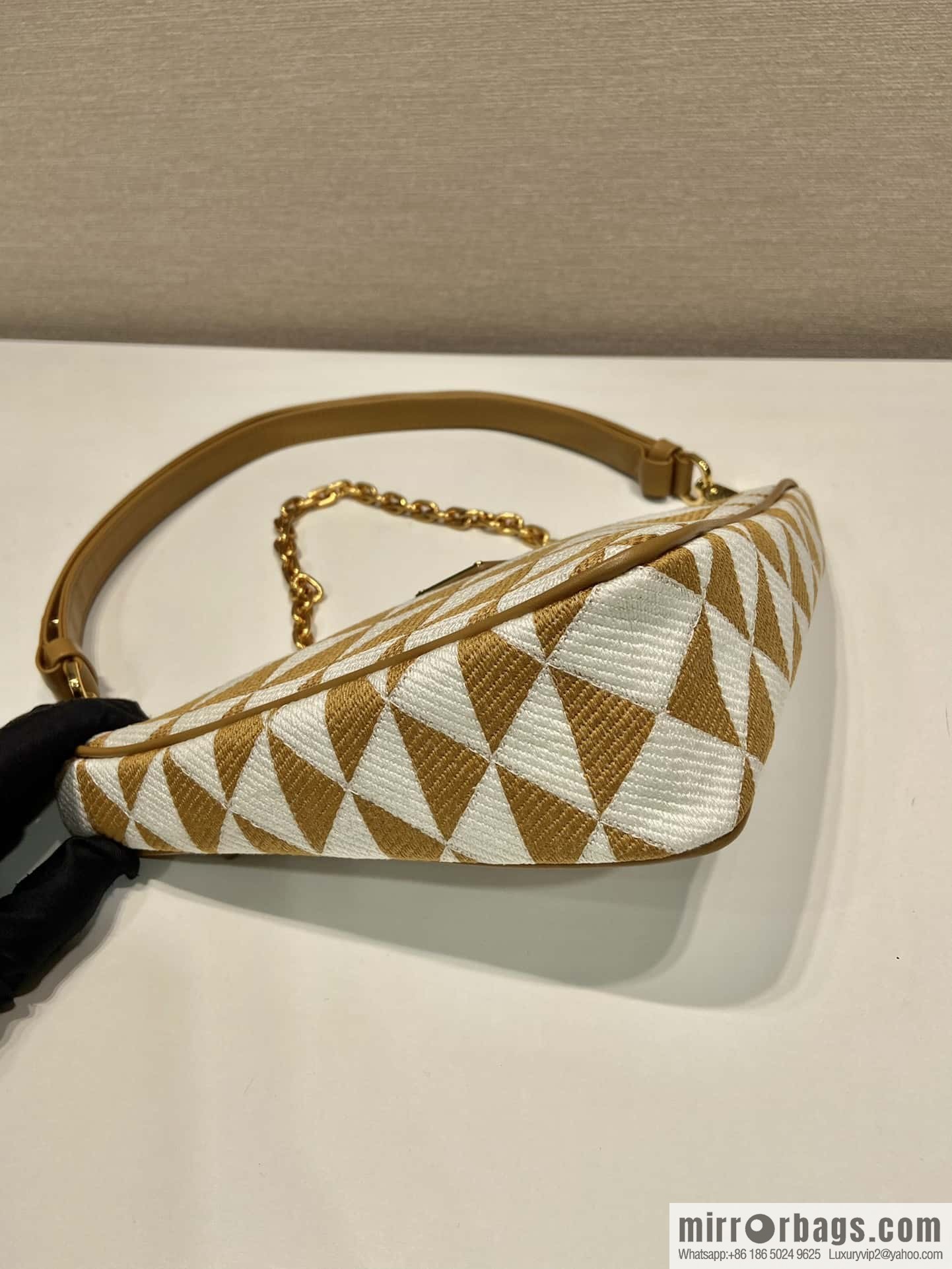 PRADA embroidery triangle bag 🎉 1BC543